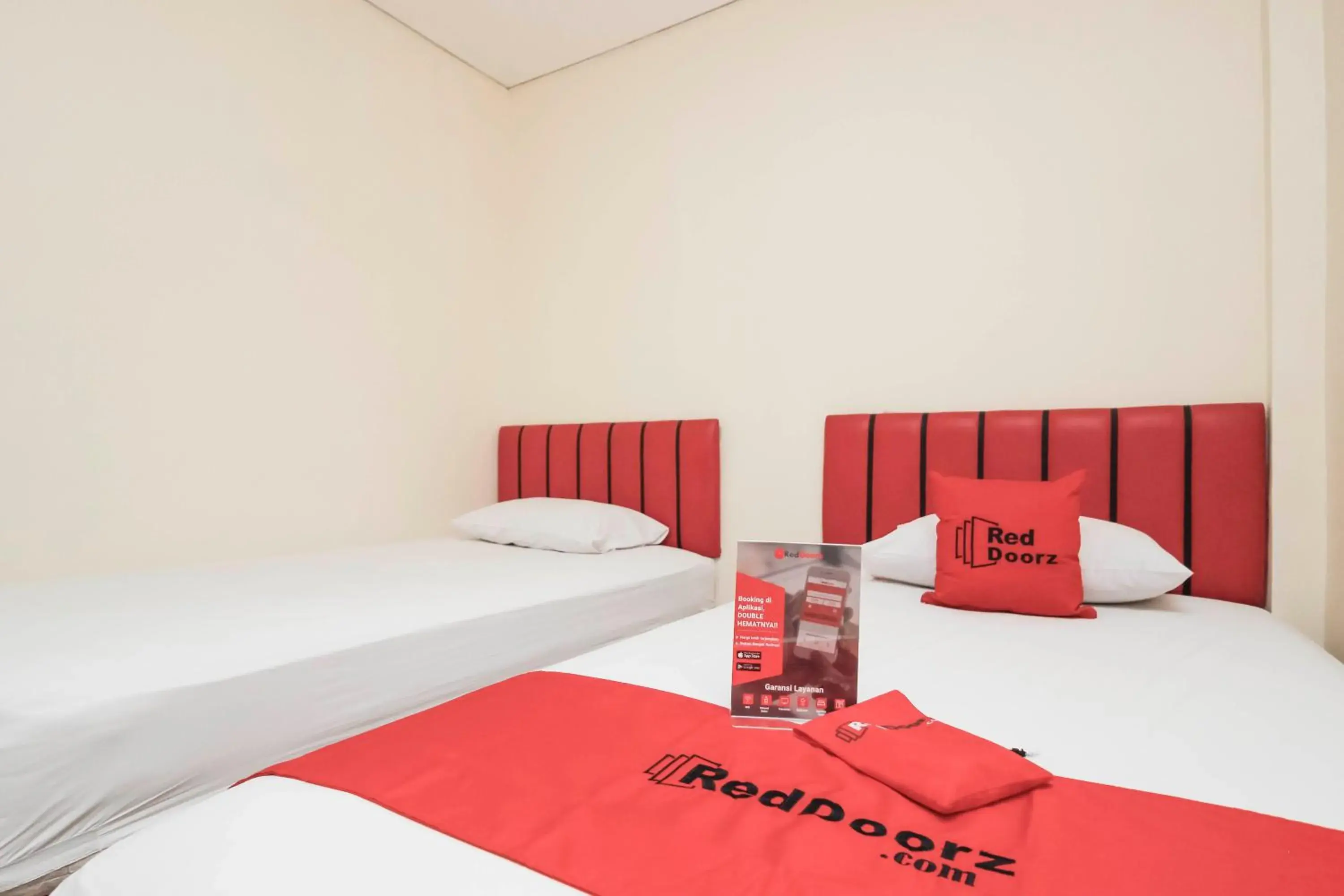 Twin Room in RedDoorz Plus @ Jalan Pemuda Jakarta Twin Room in RedDoorz Plus @ Jalan Pemuda Jakarta