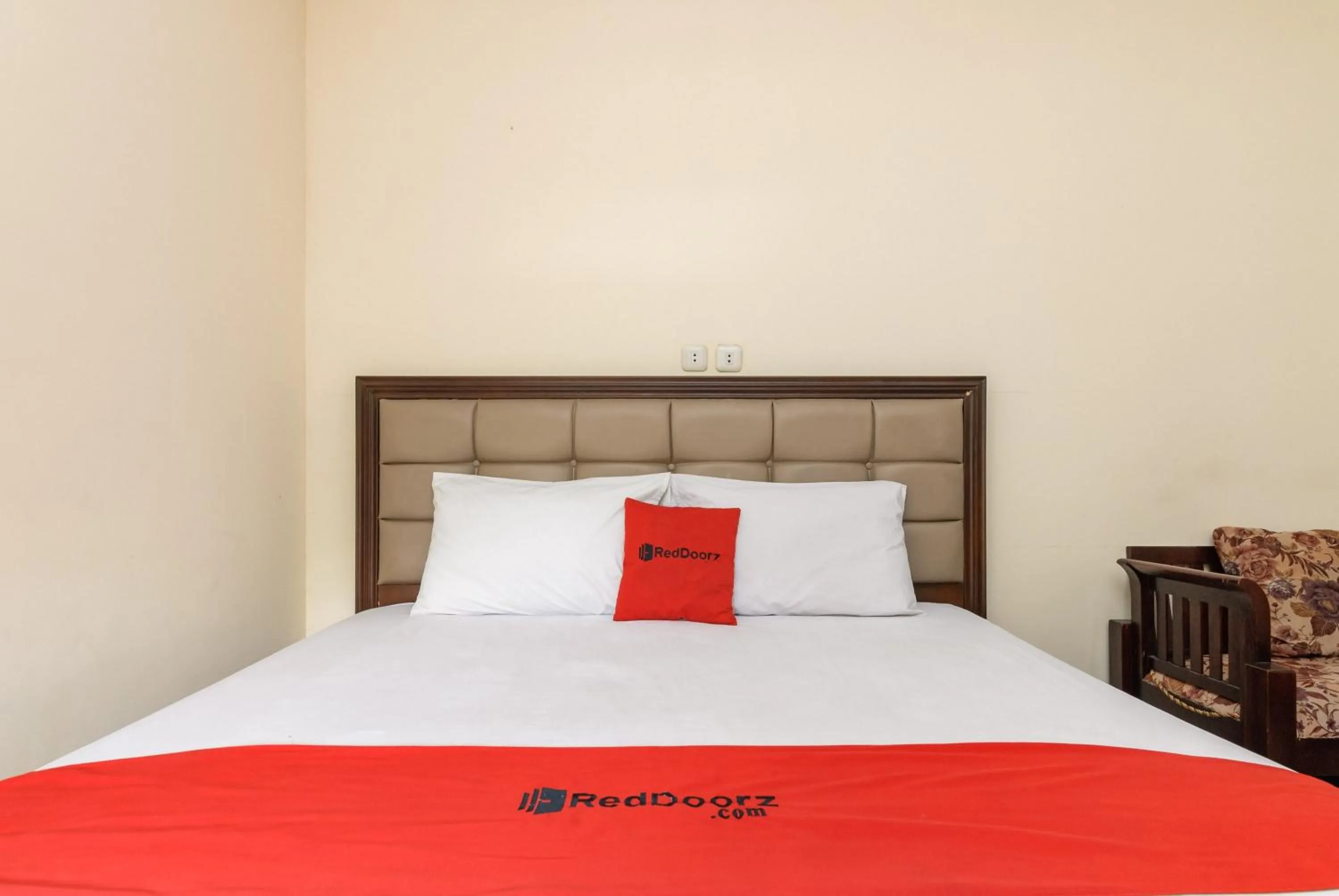 Bedroom, Bed in RedDoorz Plus @ Jalan Pemuda Jakarta