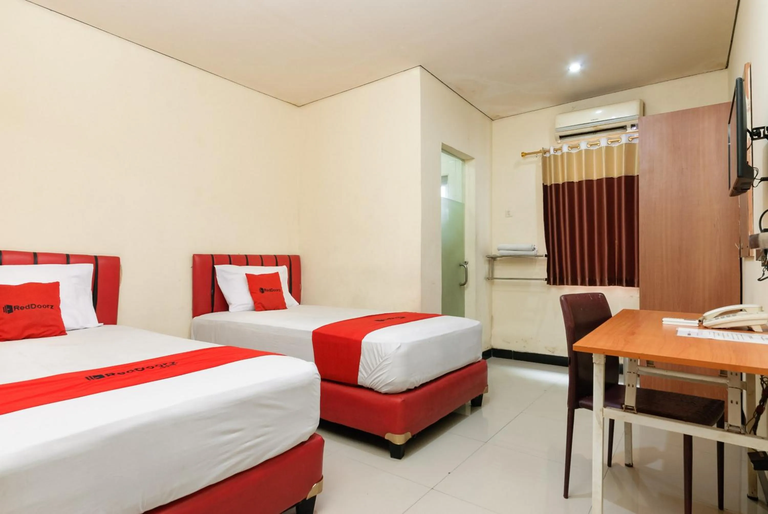 Bedroom, Bed in RedDoorz Plus @ Jalan Pemuda Jakarta
