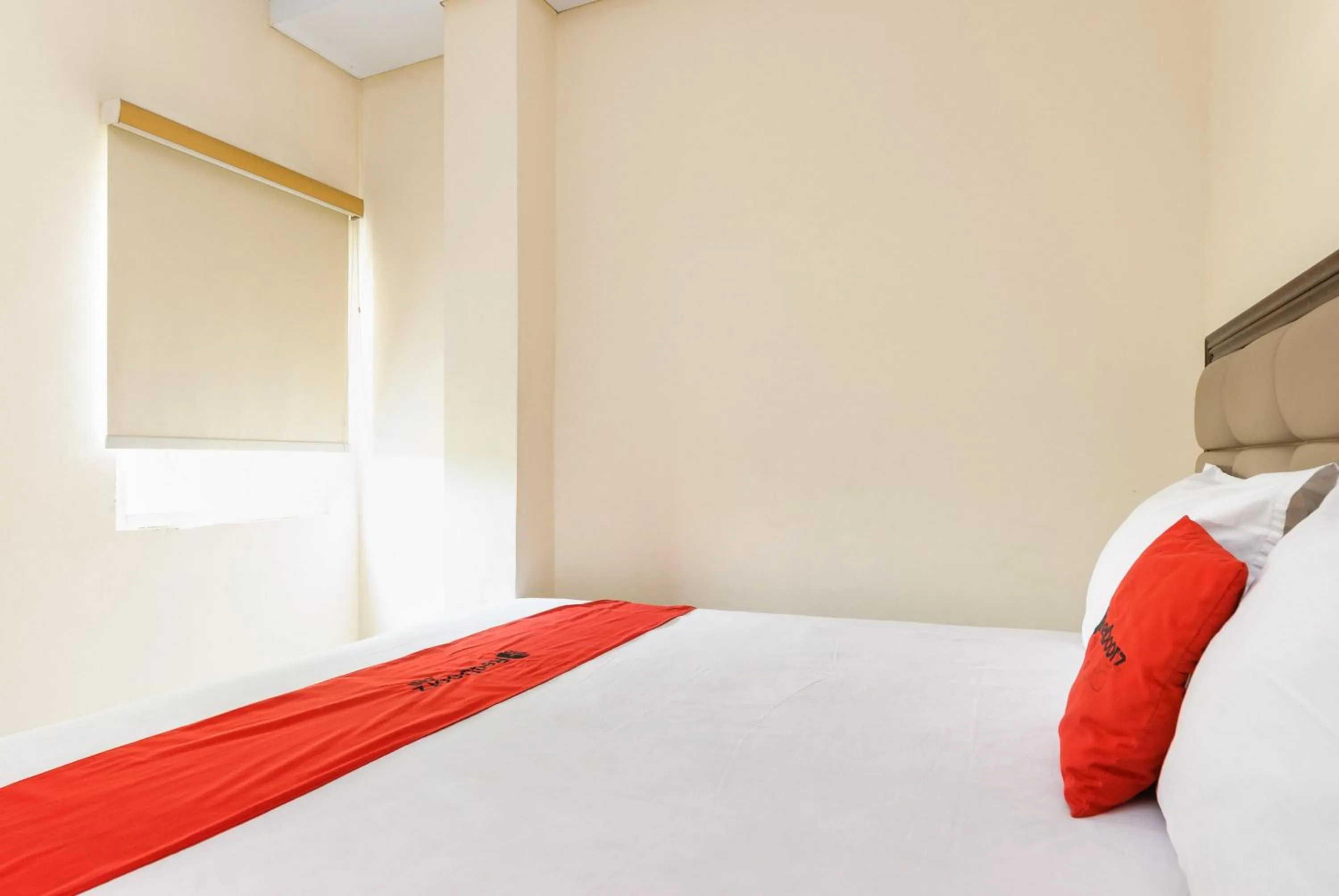 Bedroom, Bed in RedDoorz Plus @ Jalan Pemuda Jakarta