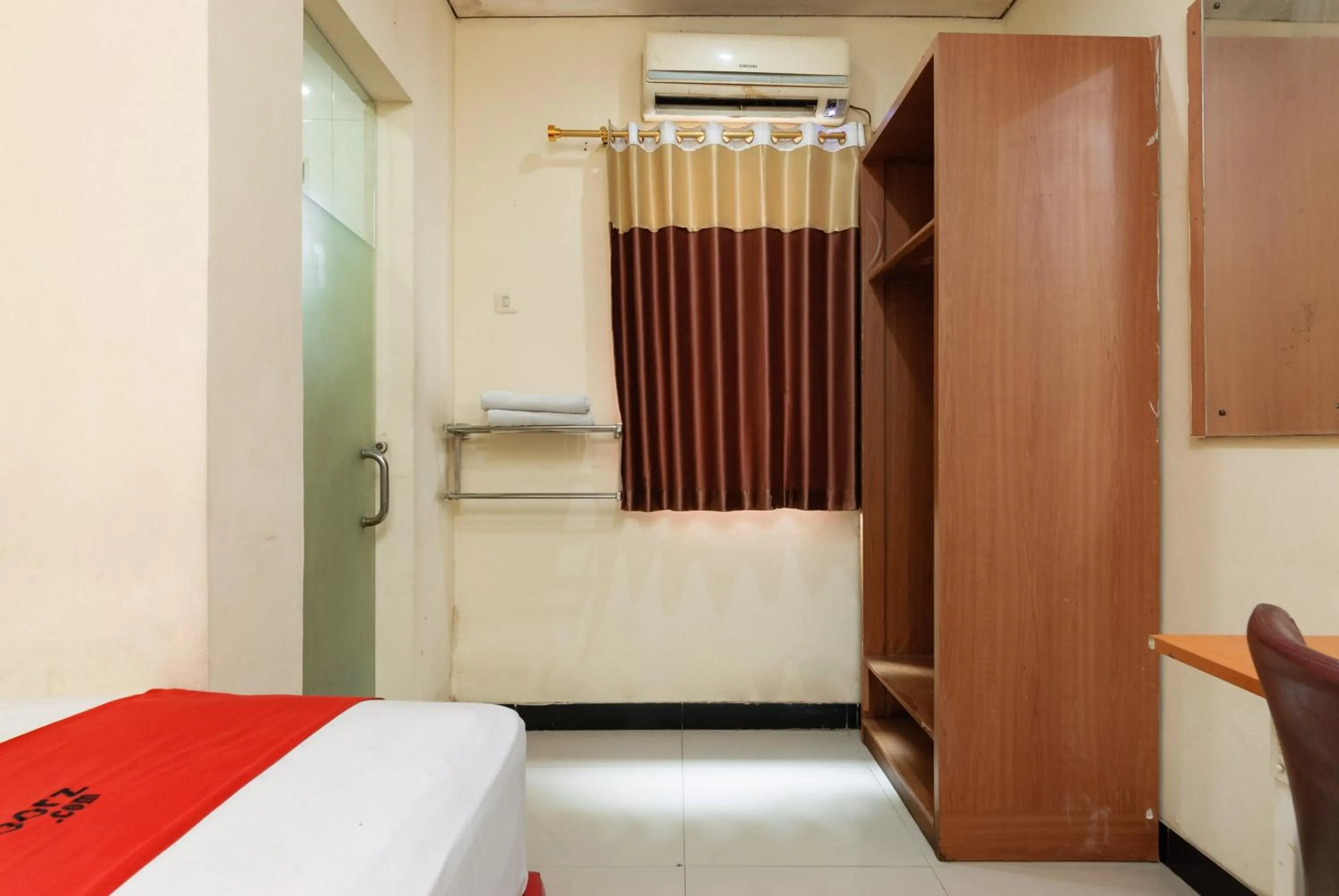Bedroom, Bed in RedDoorz Plus @ Jalan Pemuda Jakarta