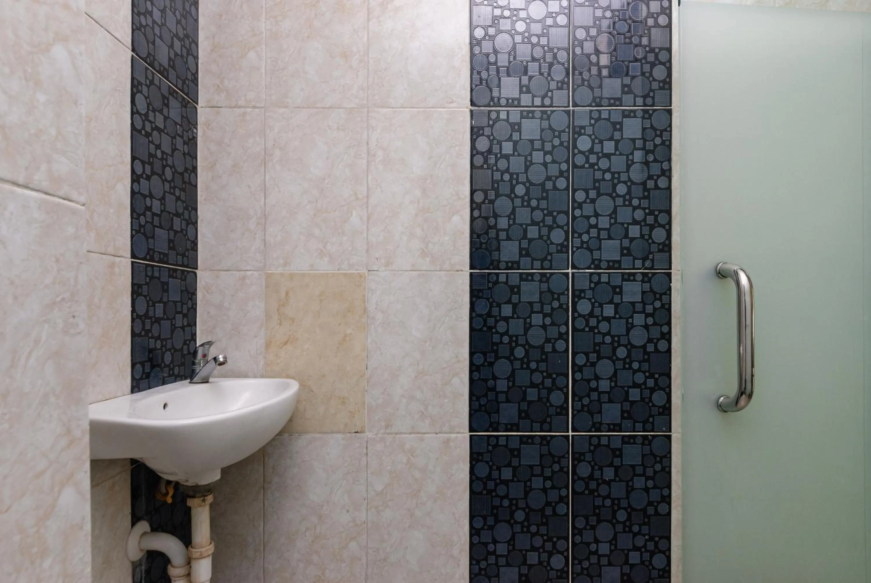 Bathroom in RedDoorz Plus @ Jalan Pemuda Jakarta