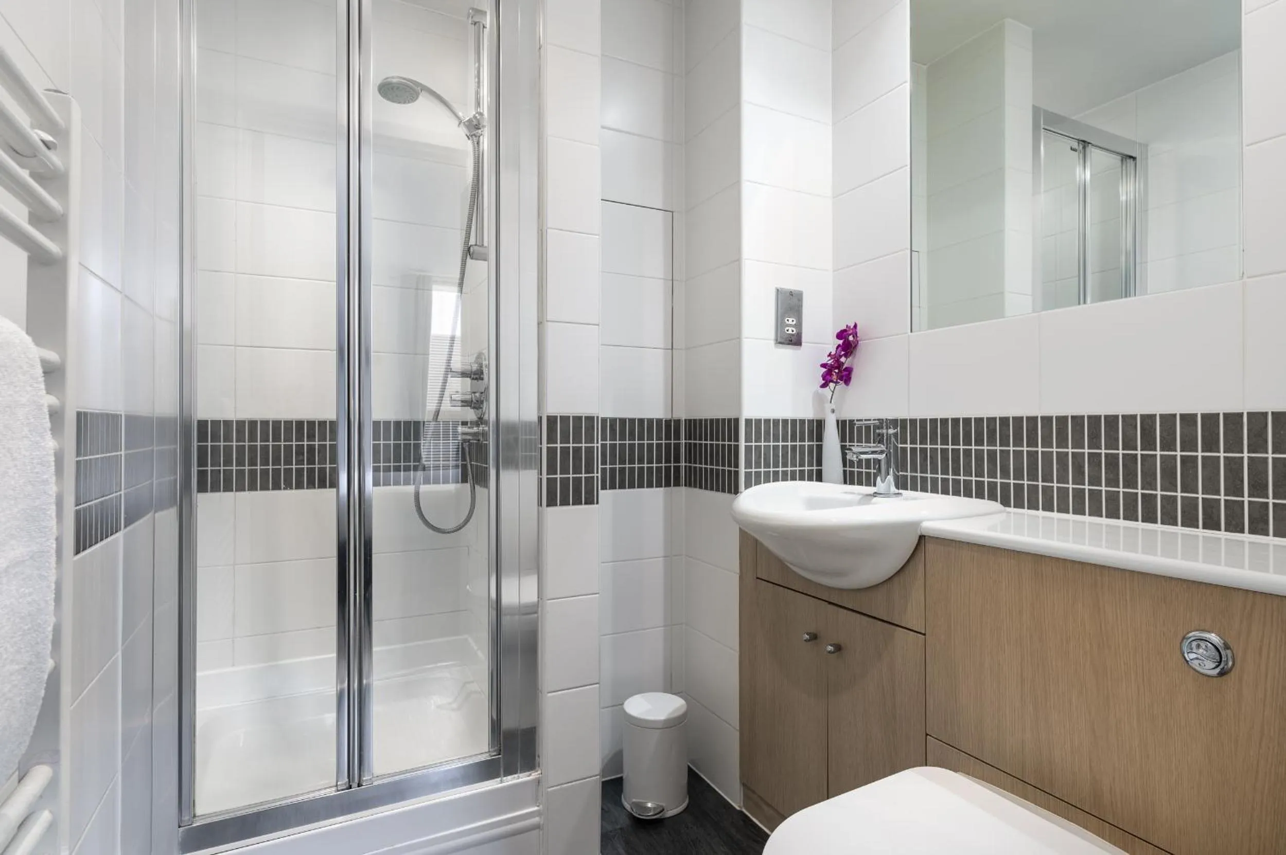 Shower in City Stay Apartments - Vizion