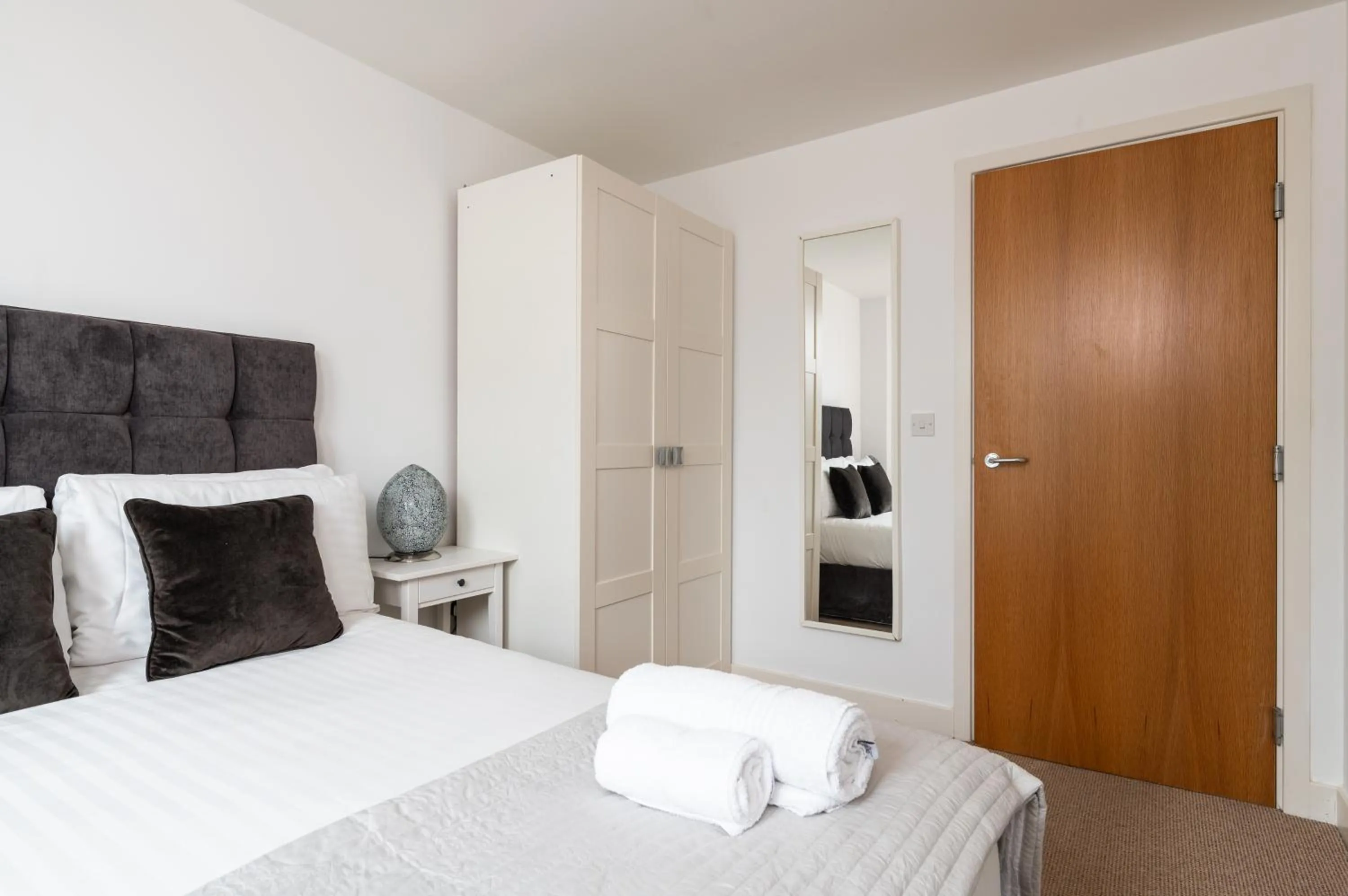 wardrobe, Bed in City Stay Apartments - Vizion