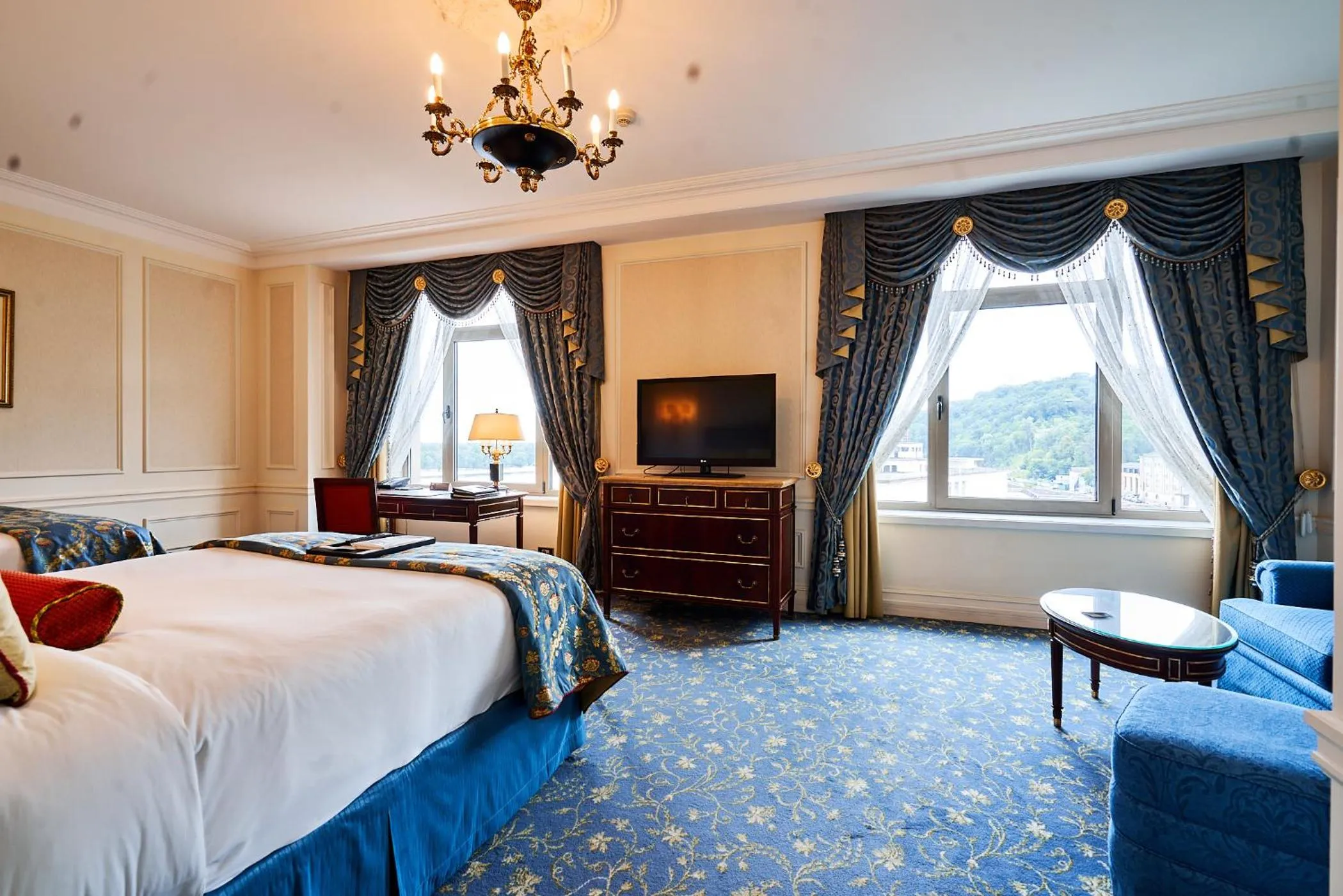 Bed in Fairmont Grand Hotel Kyiv