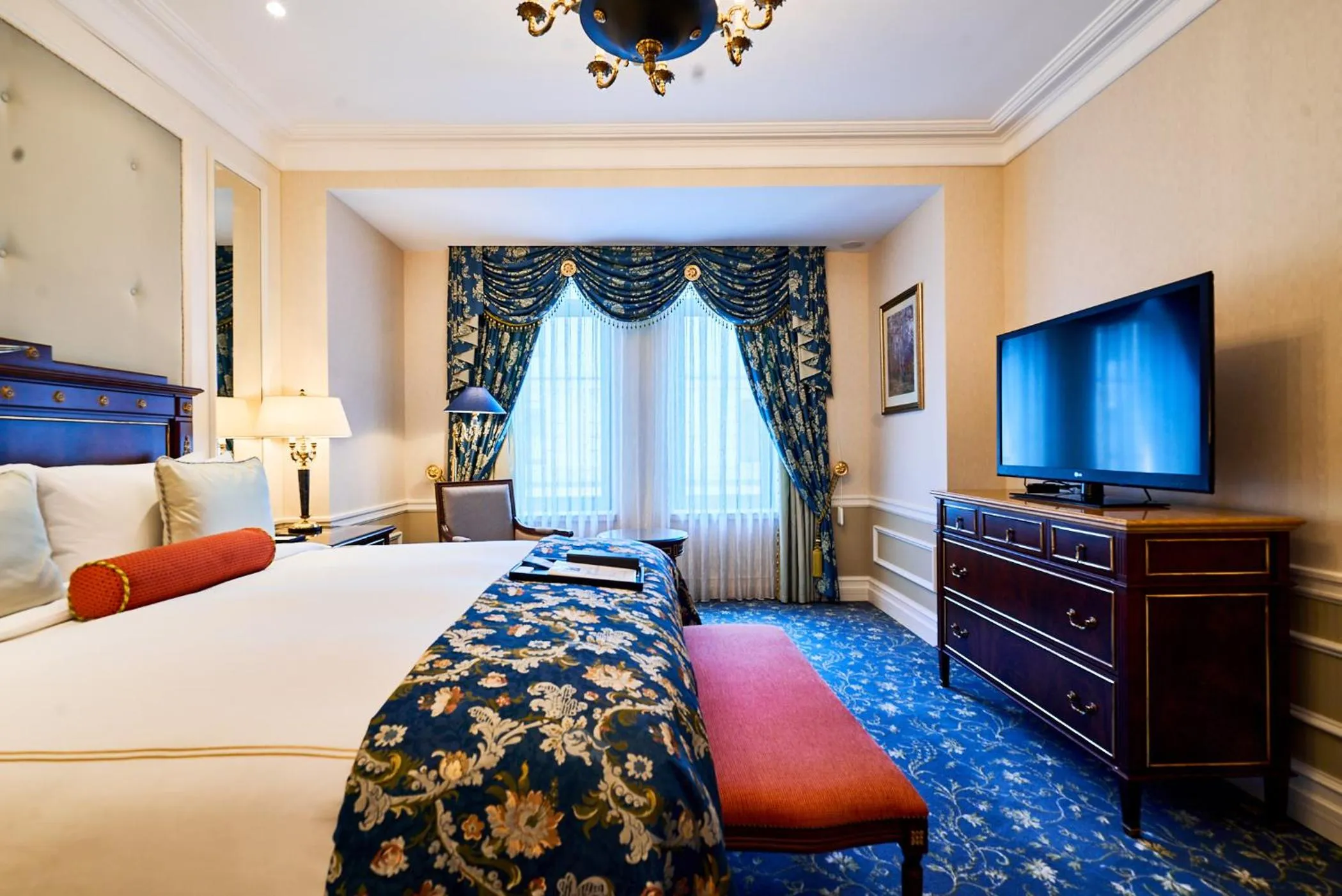 Photo of the whole room, Bed in Fairmont Grand Hotel Kyiv
