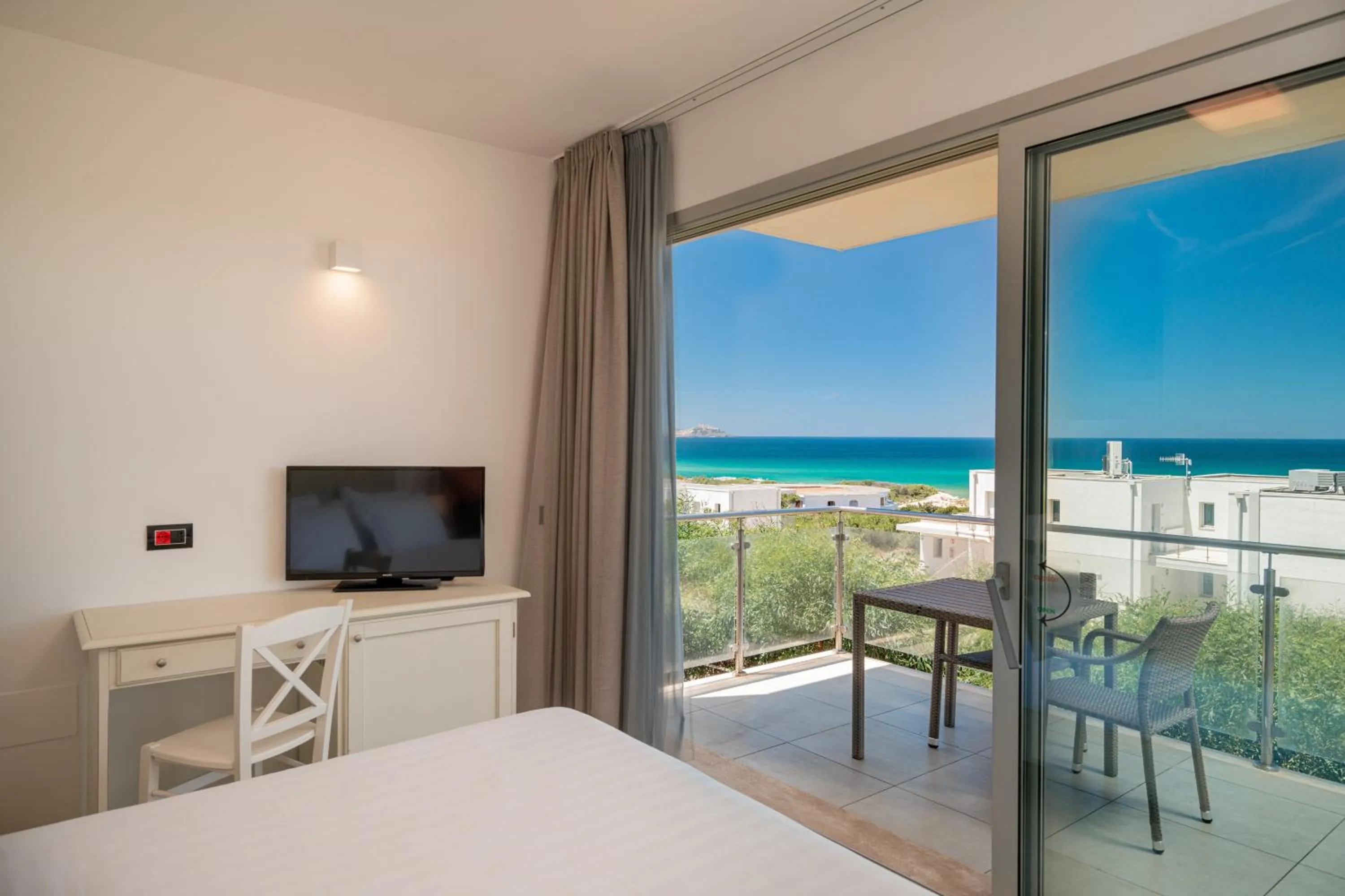 TV and multimedia, Bed in Bellevue Sardinia Resort Affiliated by Meliá