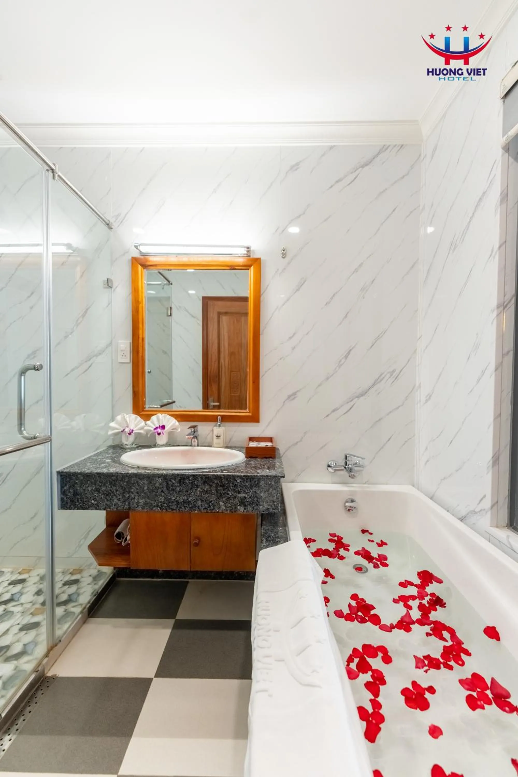 Bathroom, Bed in Huong Viet Hotel Quy Nhon - Beachfront
