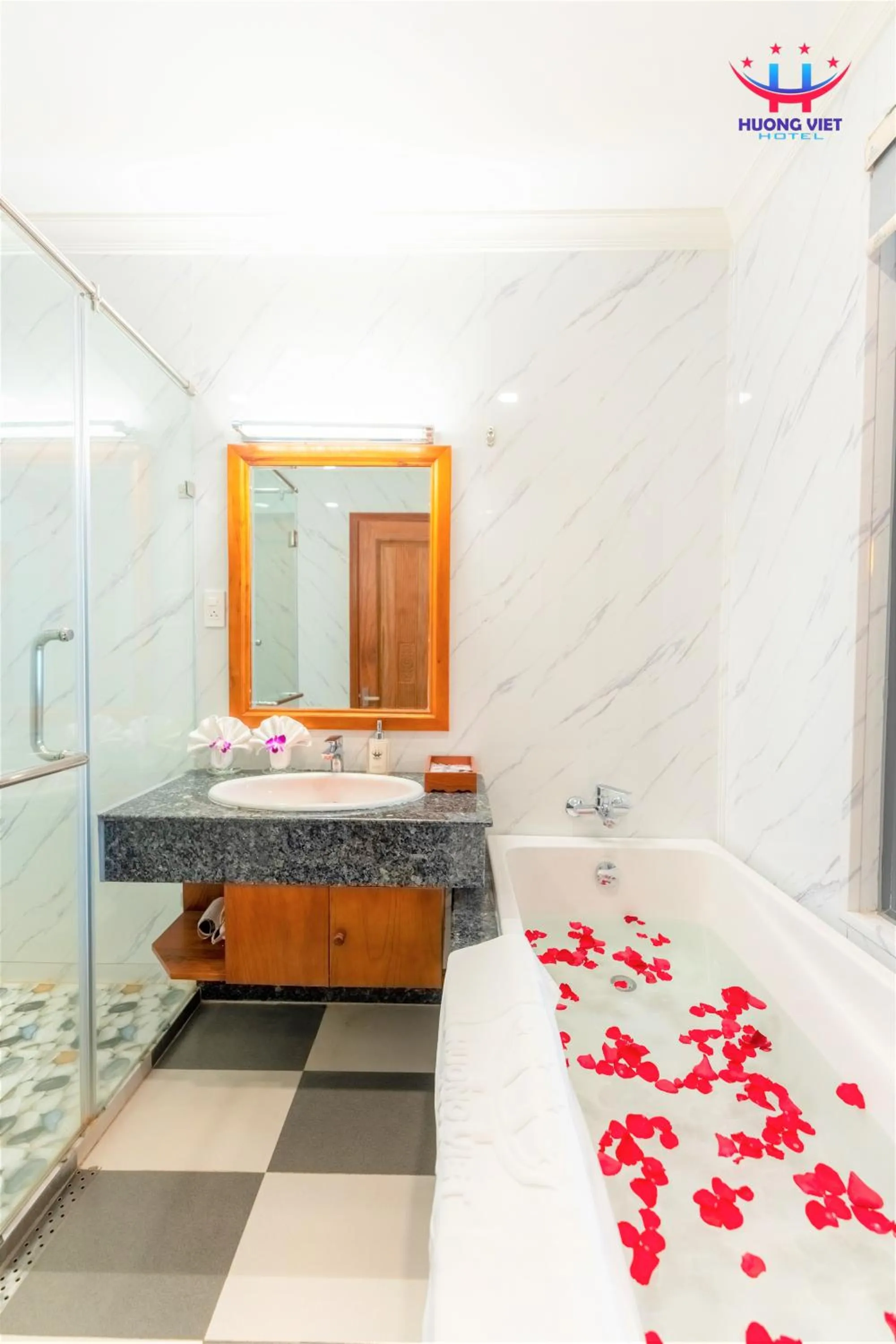 Bath, Bed in Huong Viet Hotel Quy Nhon - Beachfront