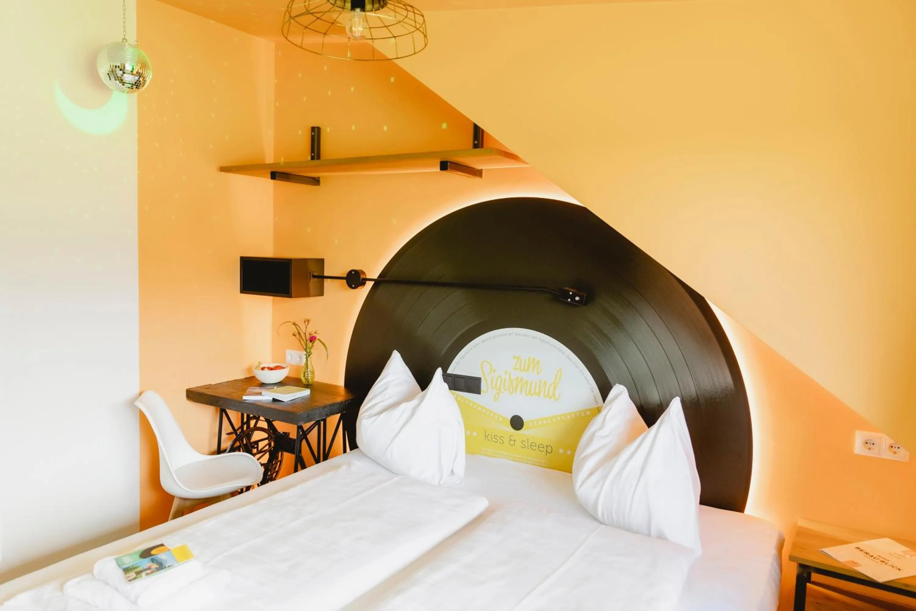 Photo of the whole room, Bed in zum Sigismund - kiss & sleep