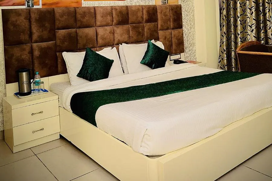Bedroom, Bed in Hotel Devi Grand - Katra