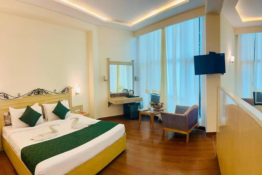 Bedroom, Bed in Hotel Devi Grand - Katra