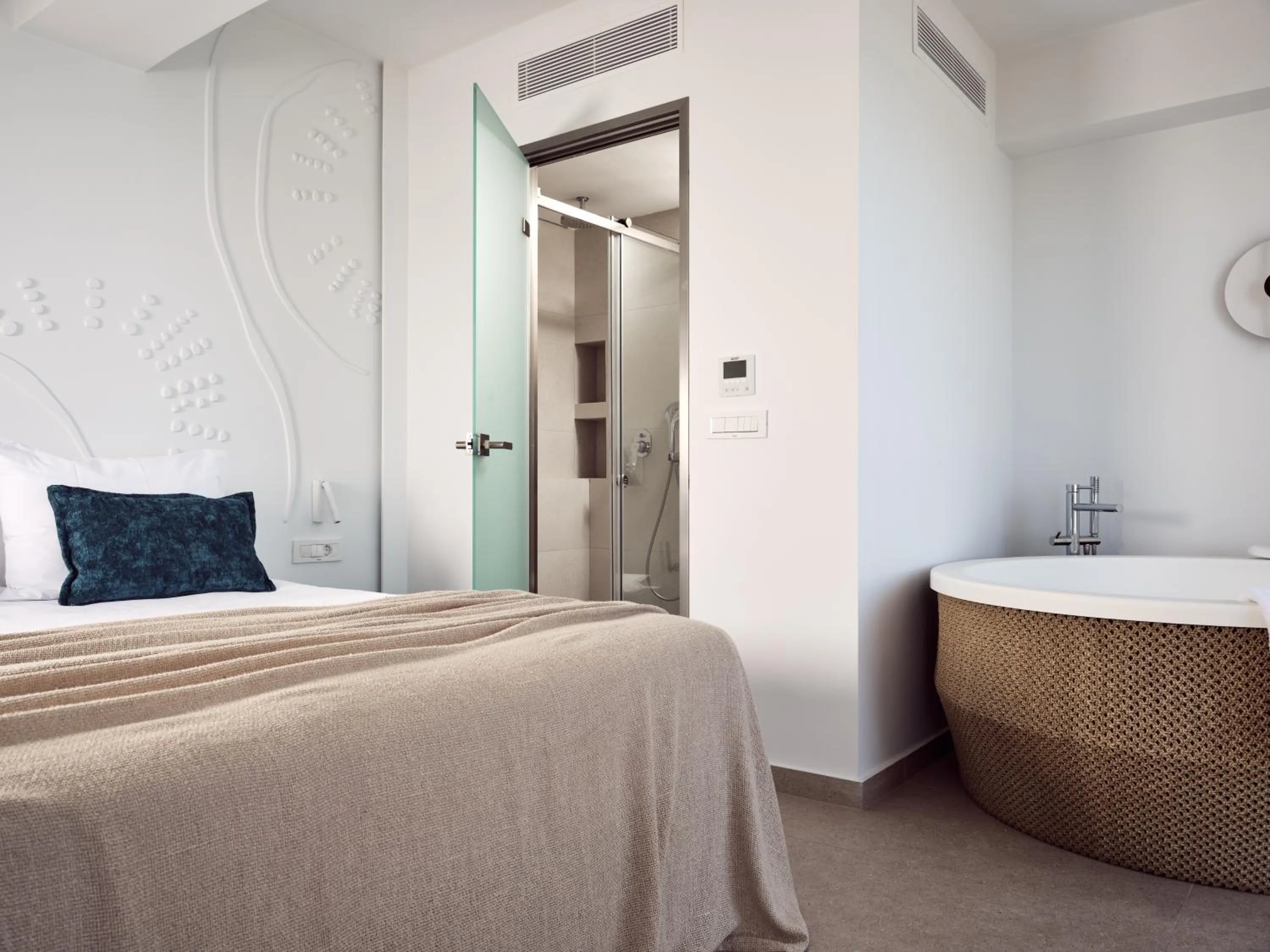 Hot Tub, Bed in Windmill Bay Hotel