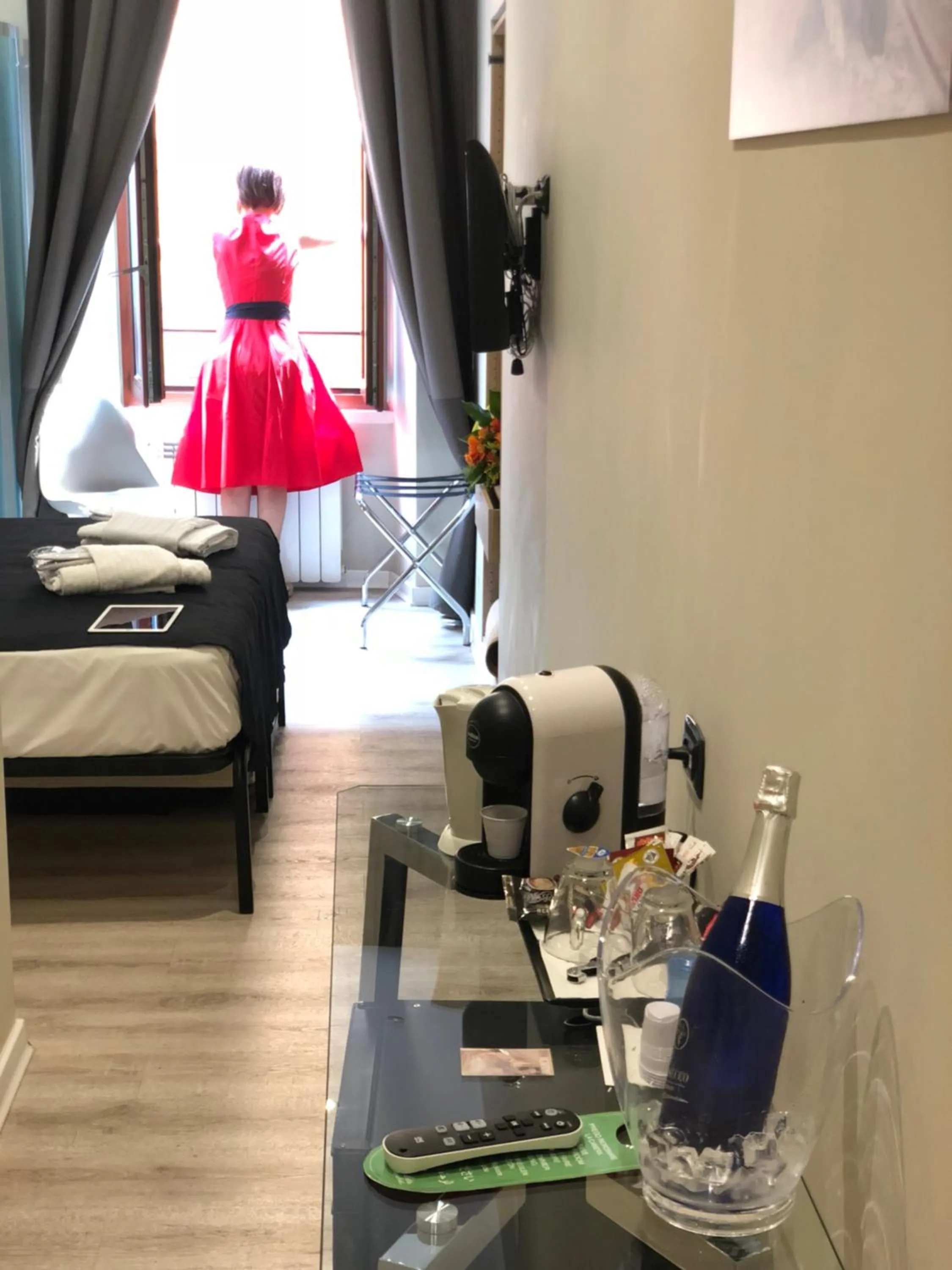 Photo of the whole room, Bed in Trevi Portrait