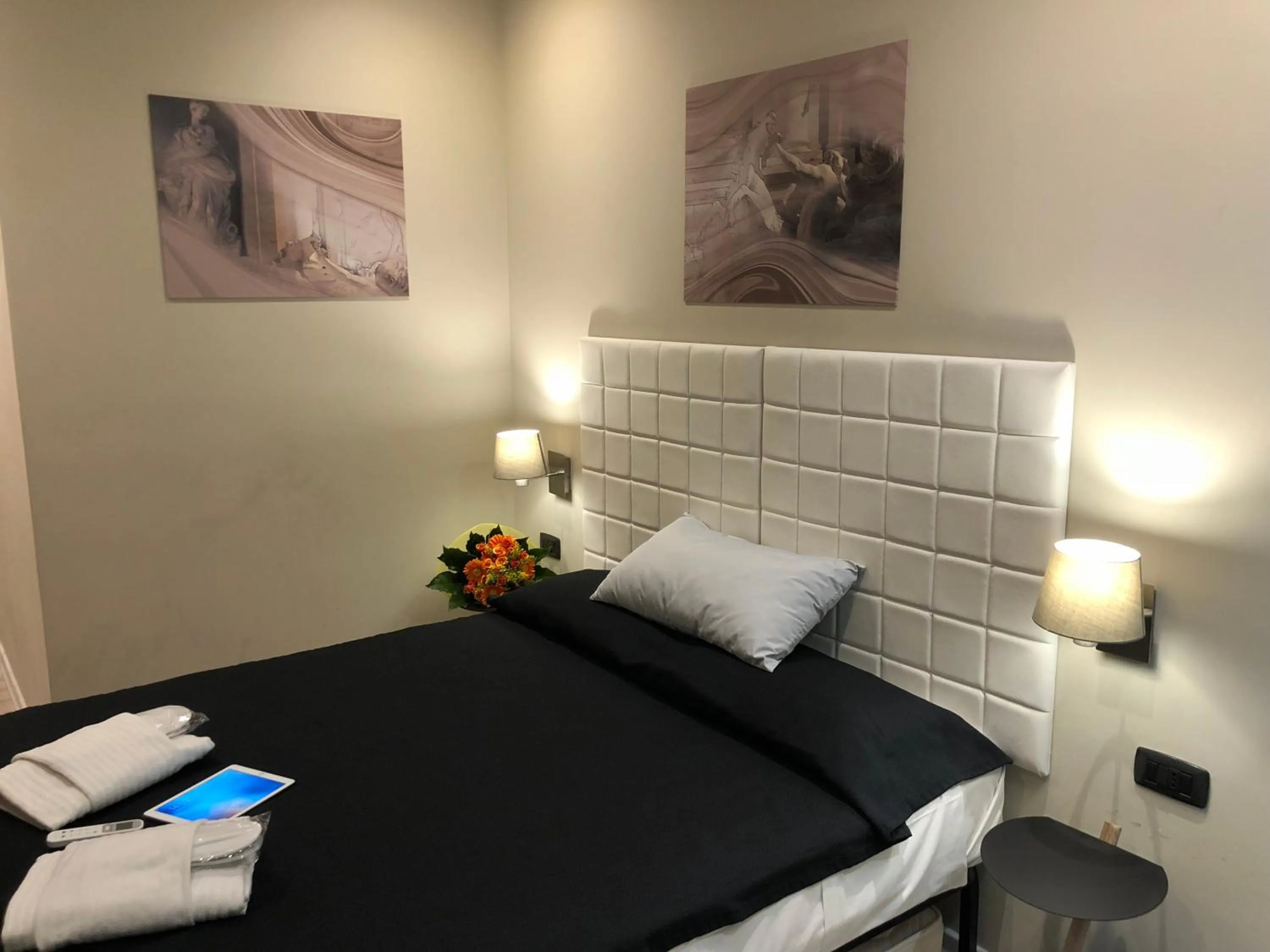 Photo of the whole room, Bed in Trevi Portrait