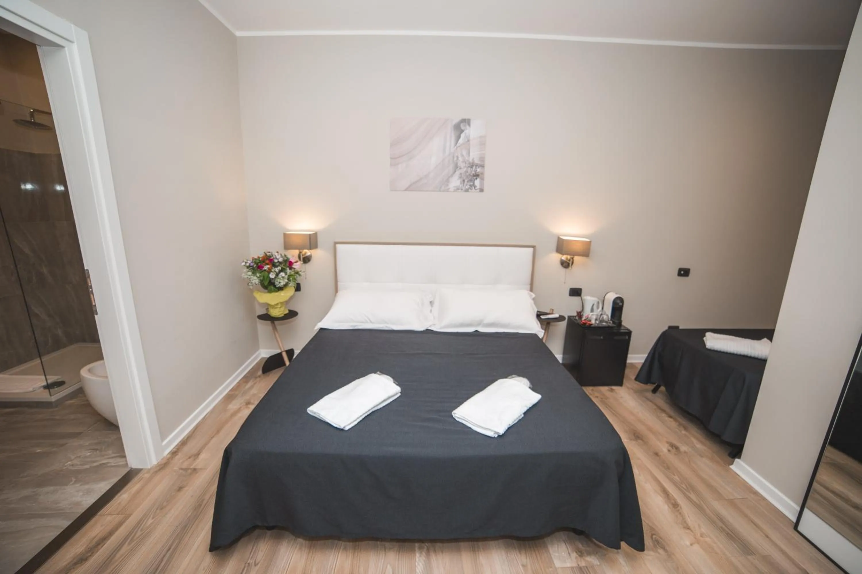 Bedroom, Bed in Trevi Portrait