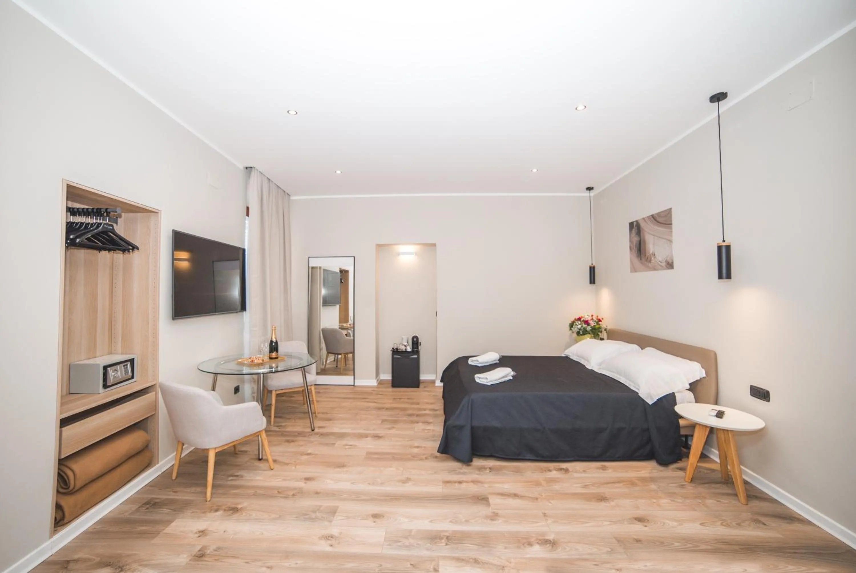 Bedroom, Bed in Trevi Portrait