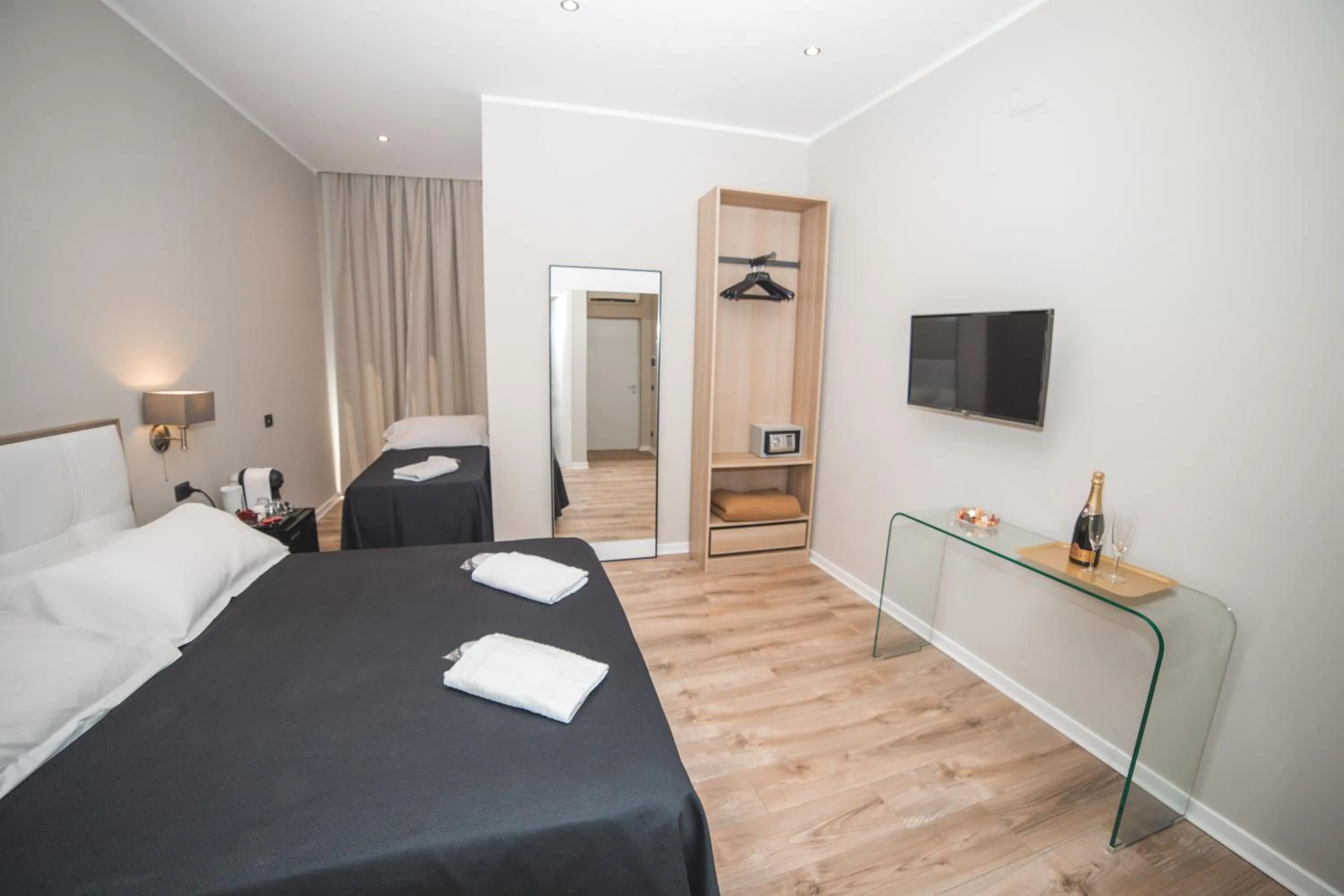 Bedroom, Bed in Trevi Portrait