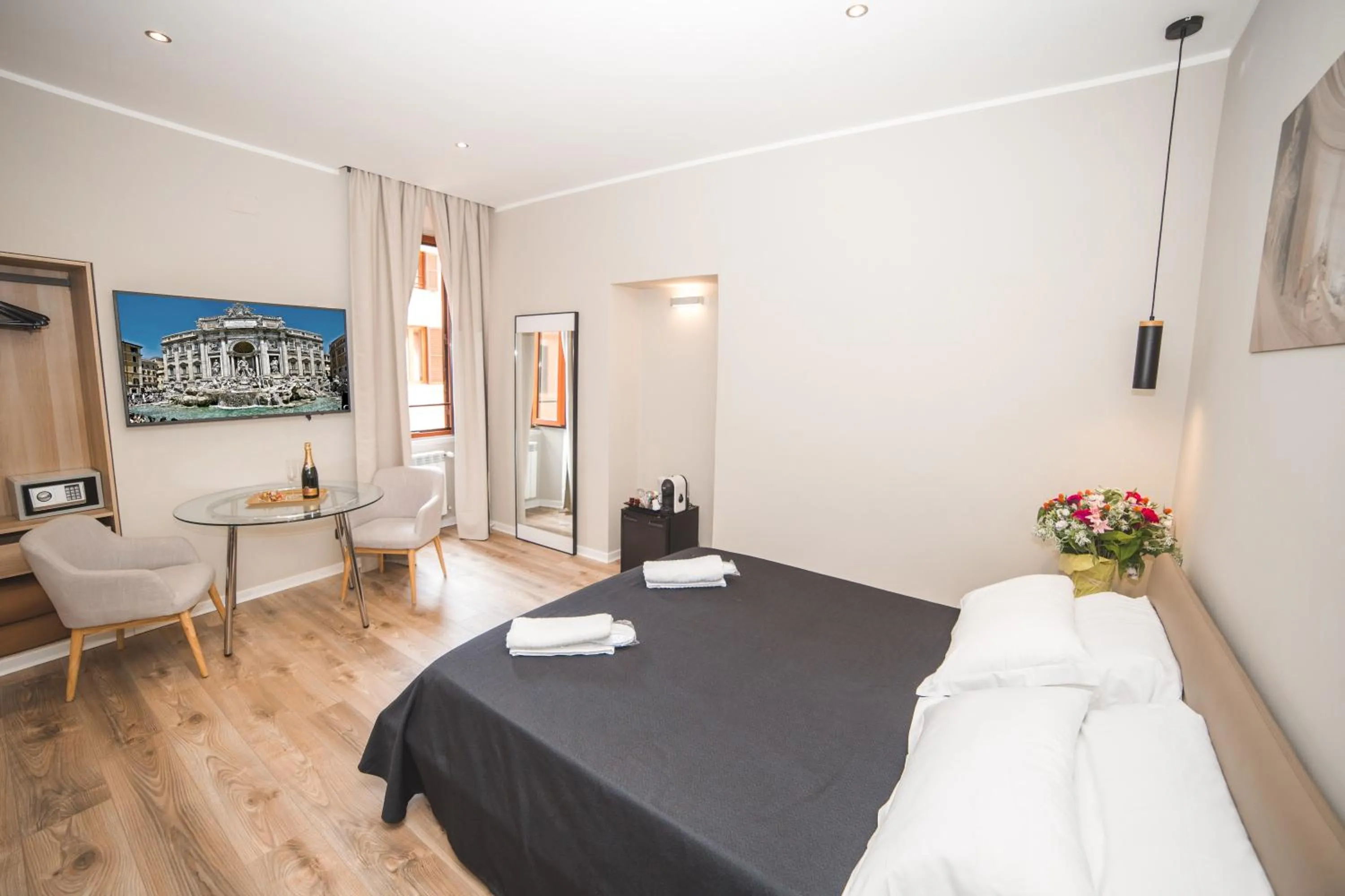 Bedroom, Bed in Trevi Portrait