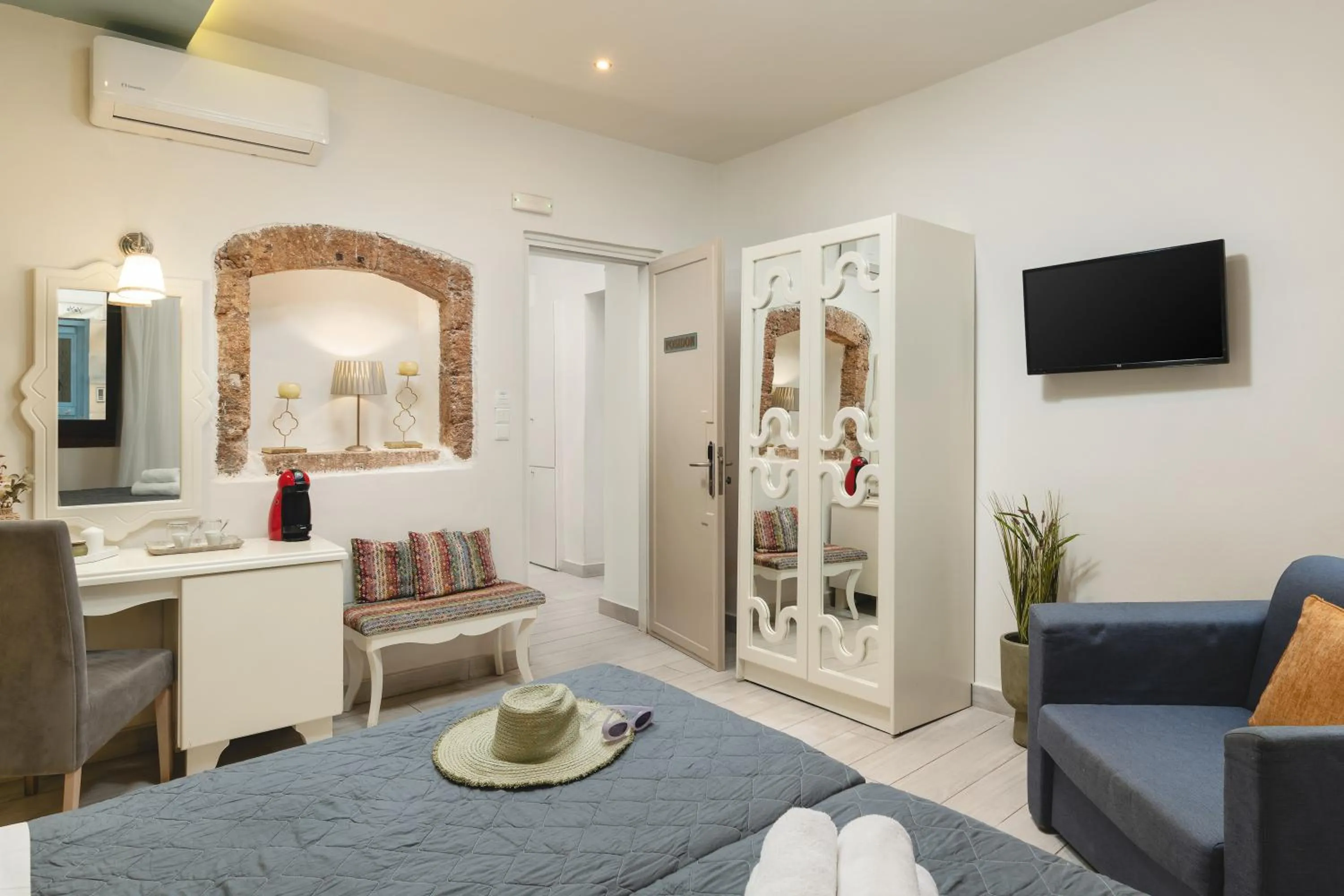 TV and multimedia, Bed in Elia Palazzo Hotel