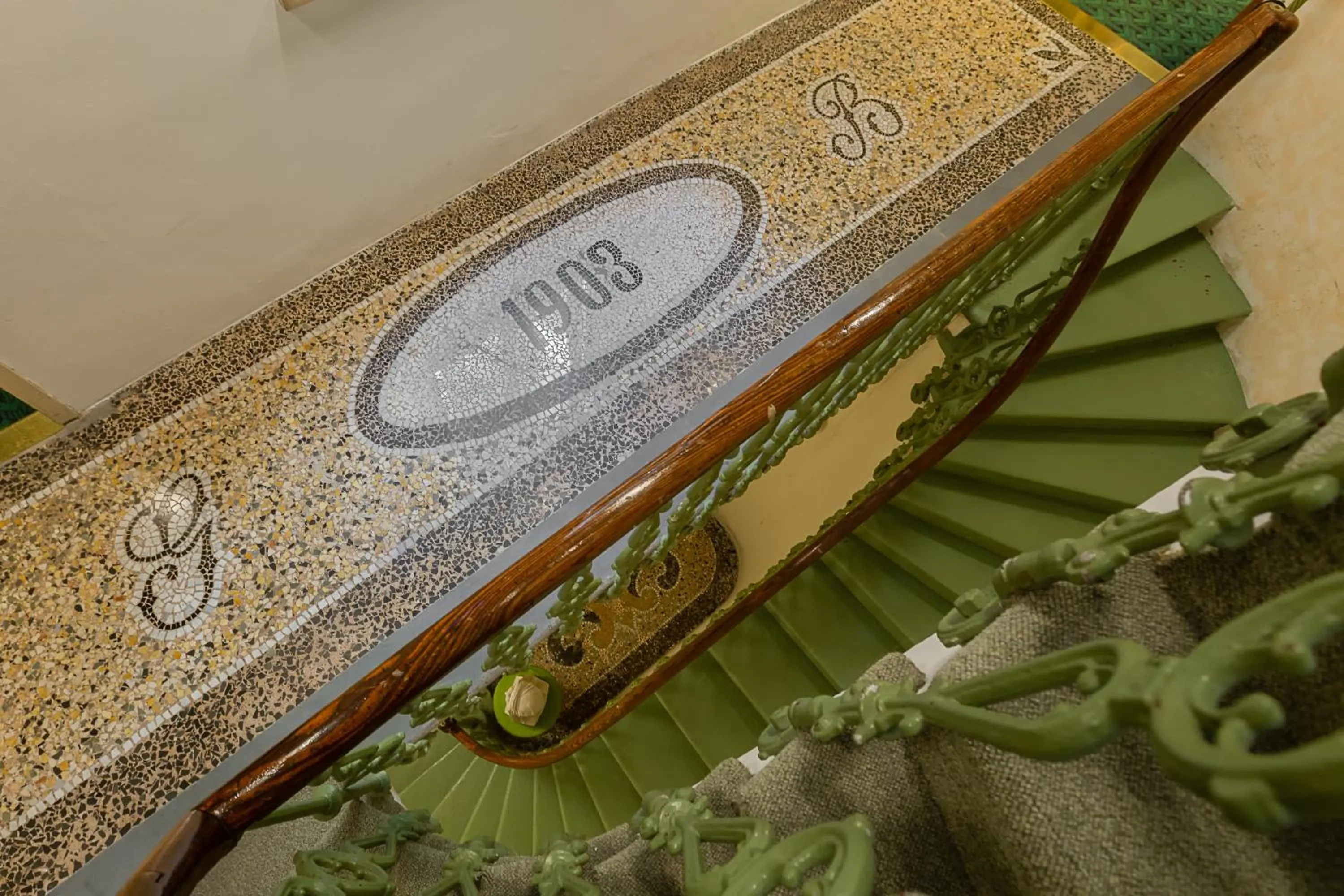 Logo/Certificate/Sign in Hotel Button