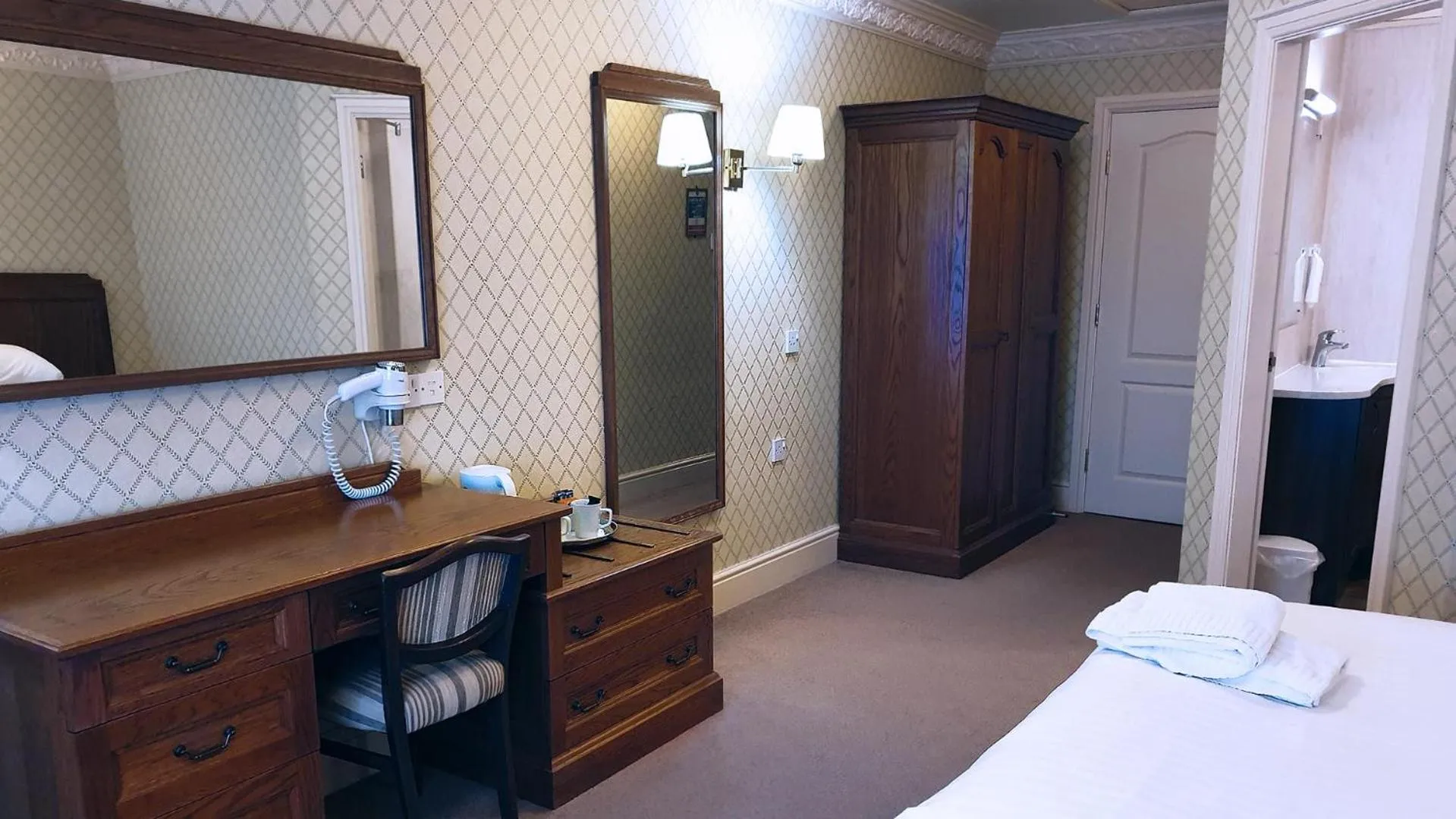Coffee/tea facilities, Bathroom in Bredbury Hall Hotel
