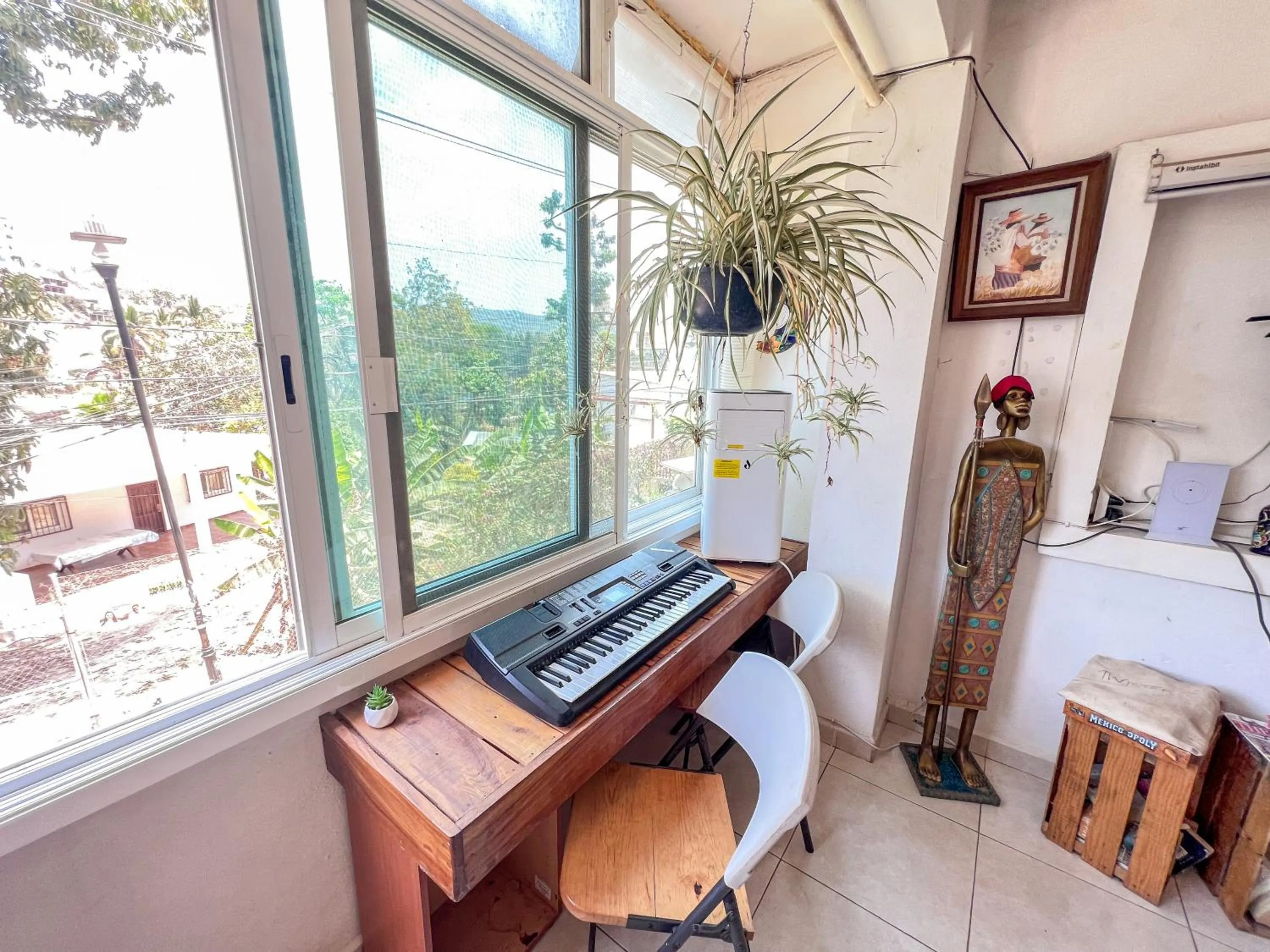 Communal lounge/ TV room in ITH Sayulita Amazing Surf Hostel