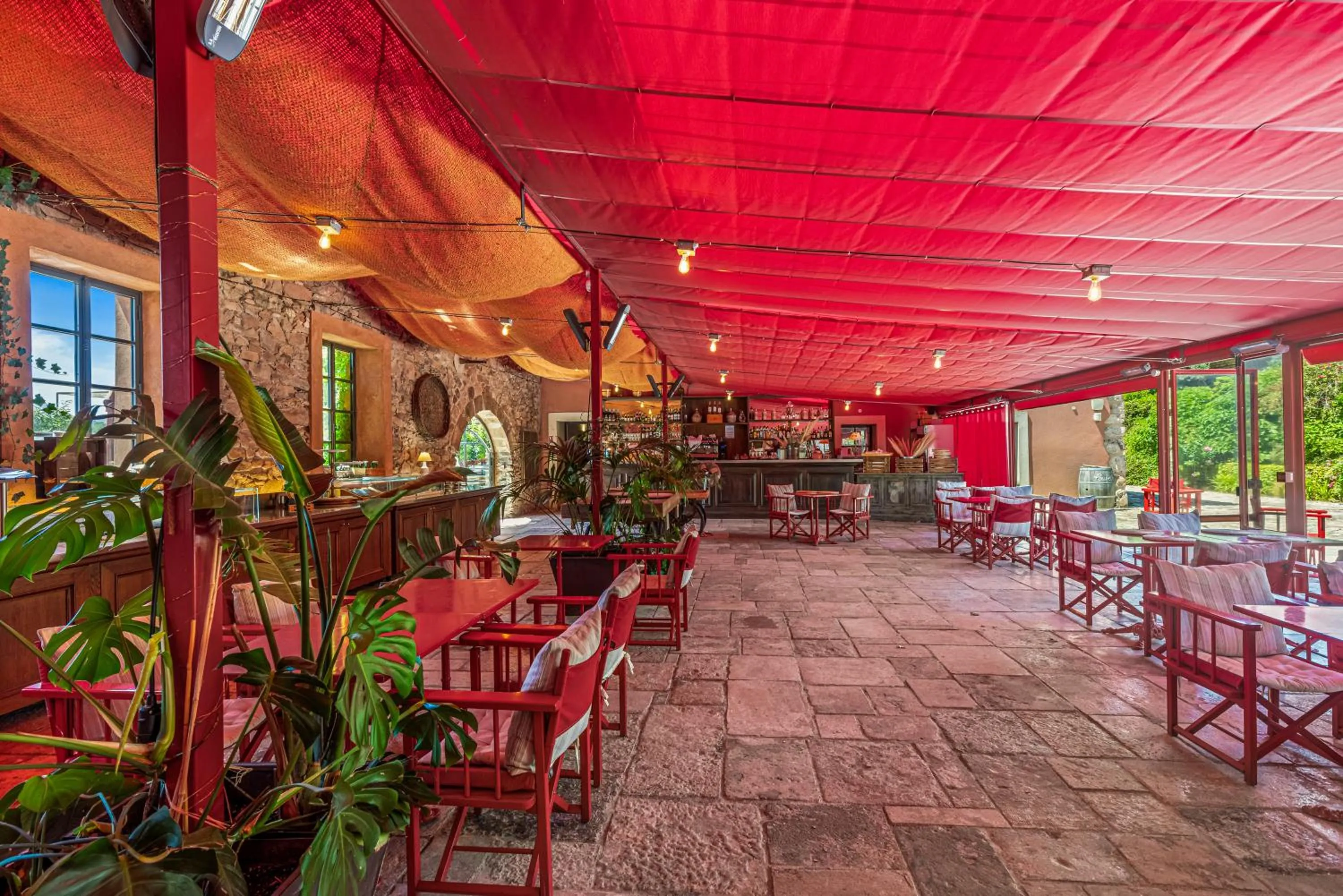 Lounge or bar in Château Saint Roux Le Luc-Le Cannet des Maures