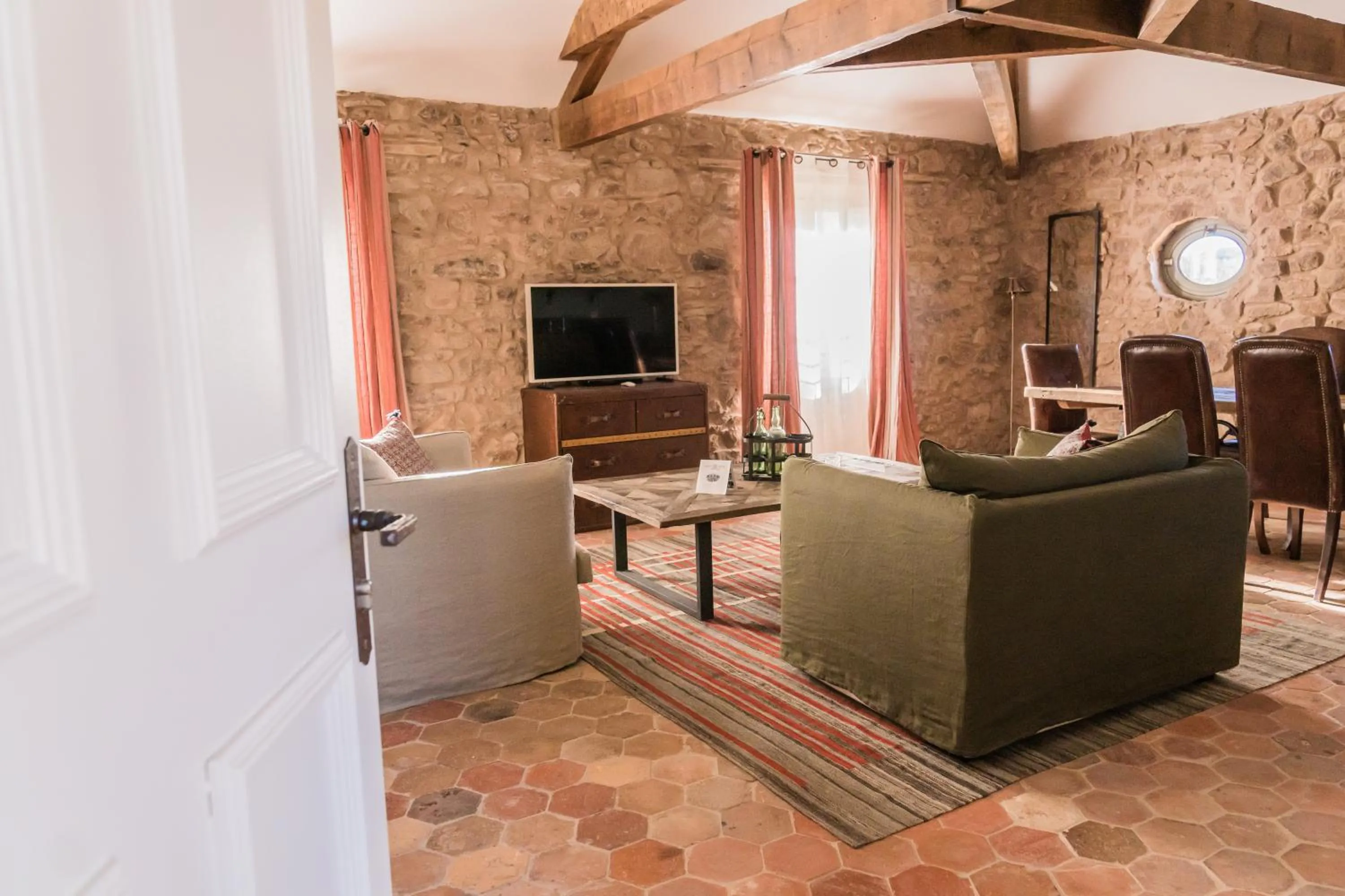 Communal lounge/ TV room in Château Saint Roux Le Luc-Le Cannet des Maures