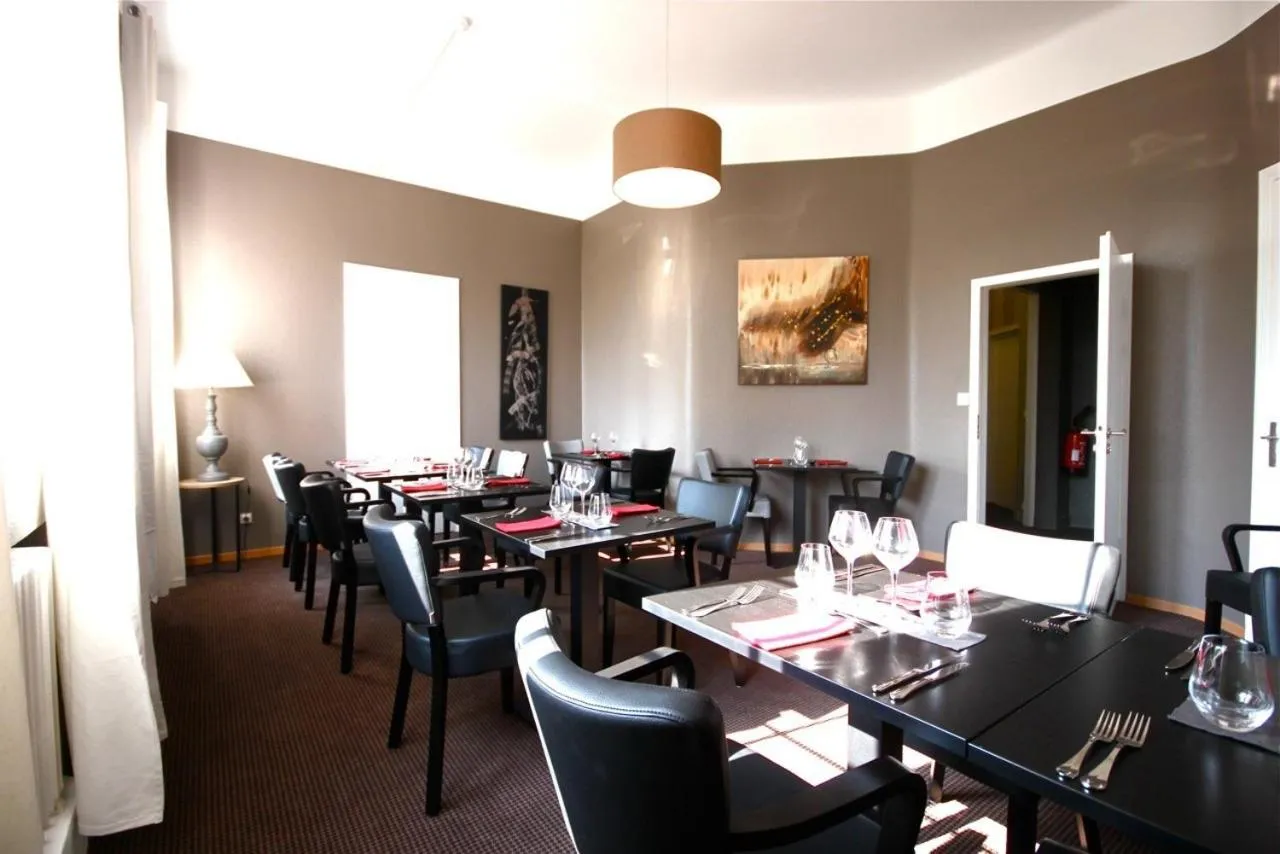 Communal lounge/ TV room in Hôtel la Régie