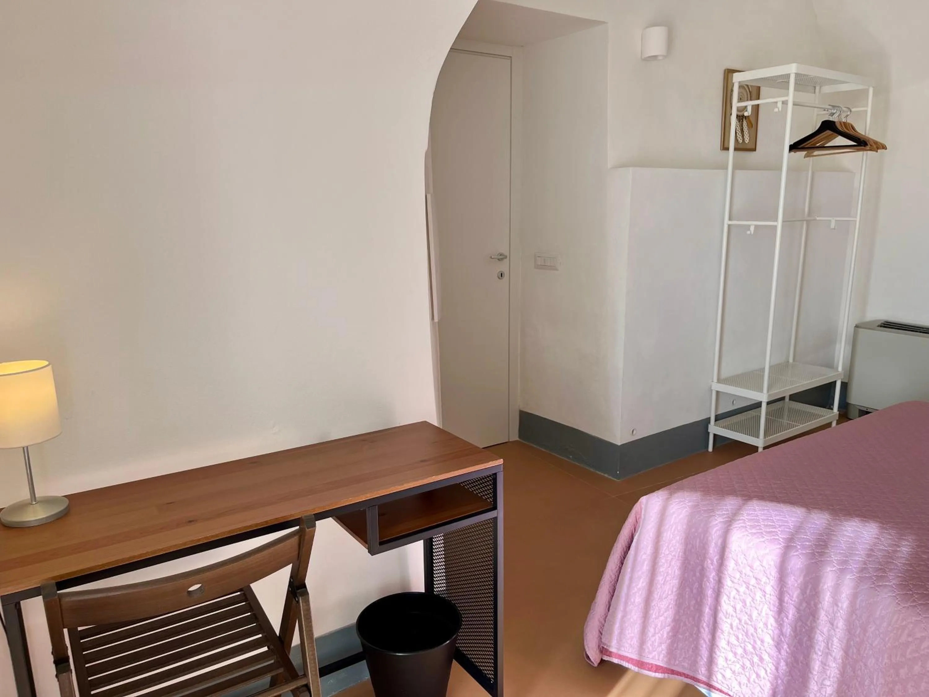 wardrobe, Bed in Dimora di Dante