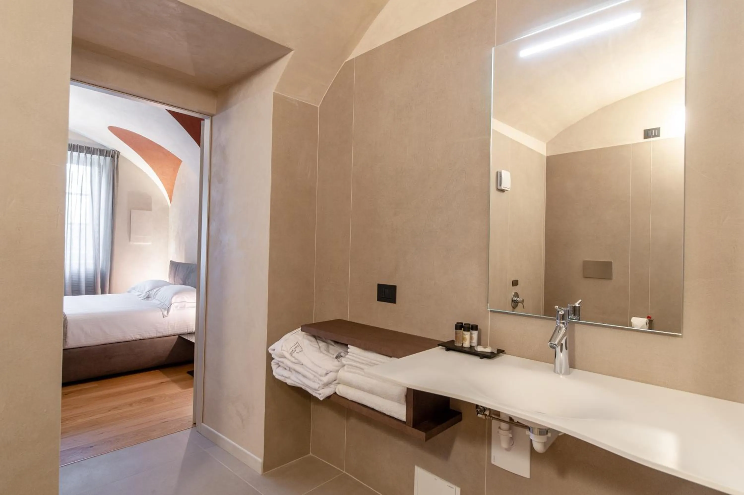 Bathroom, Bed in Relais San Vigilio al Castello