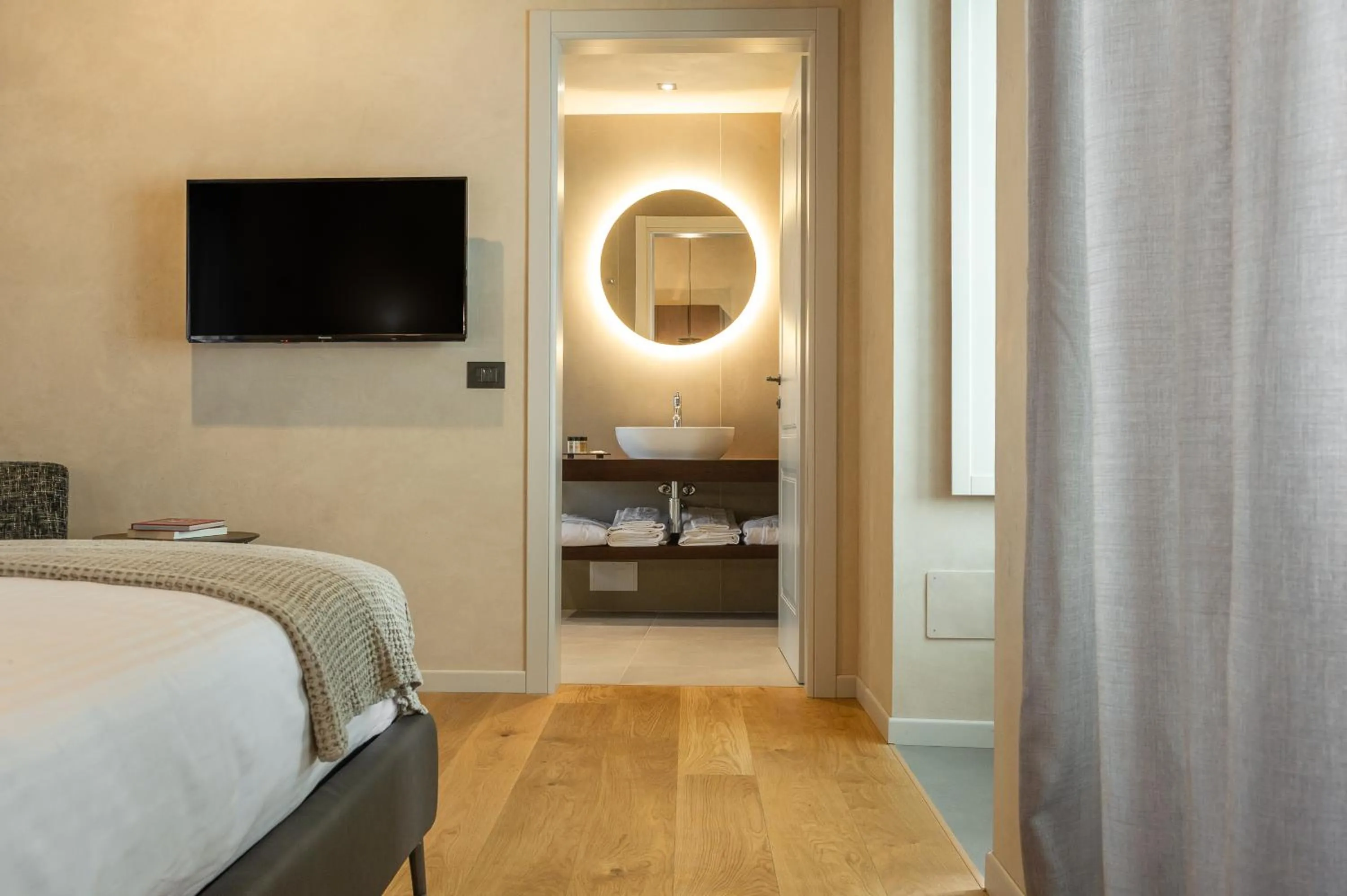 Photo of the whole room, Bed in Relais San Vigilio al Castello