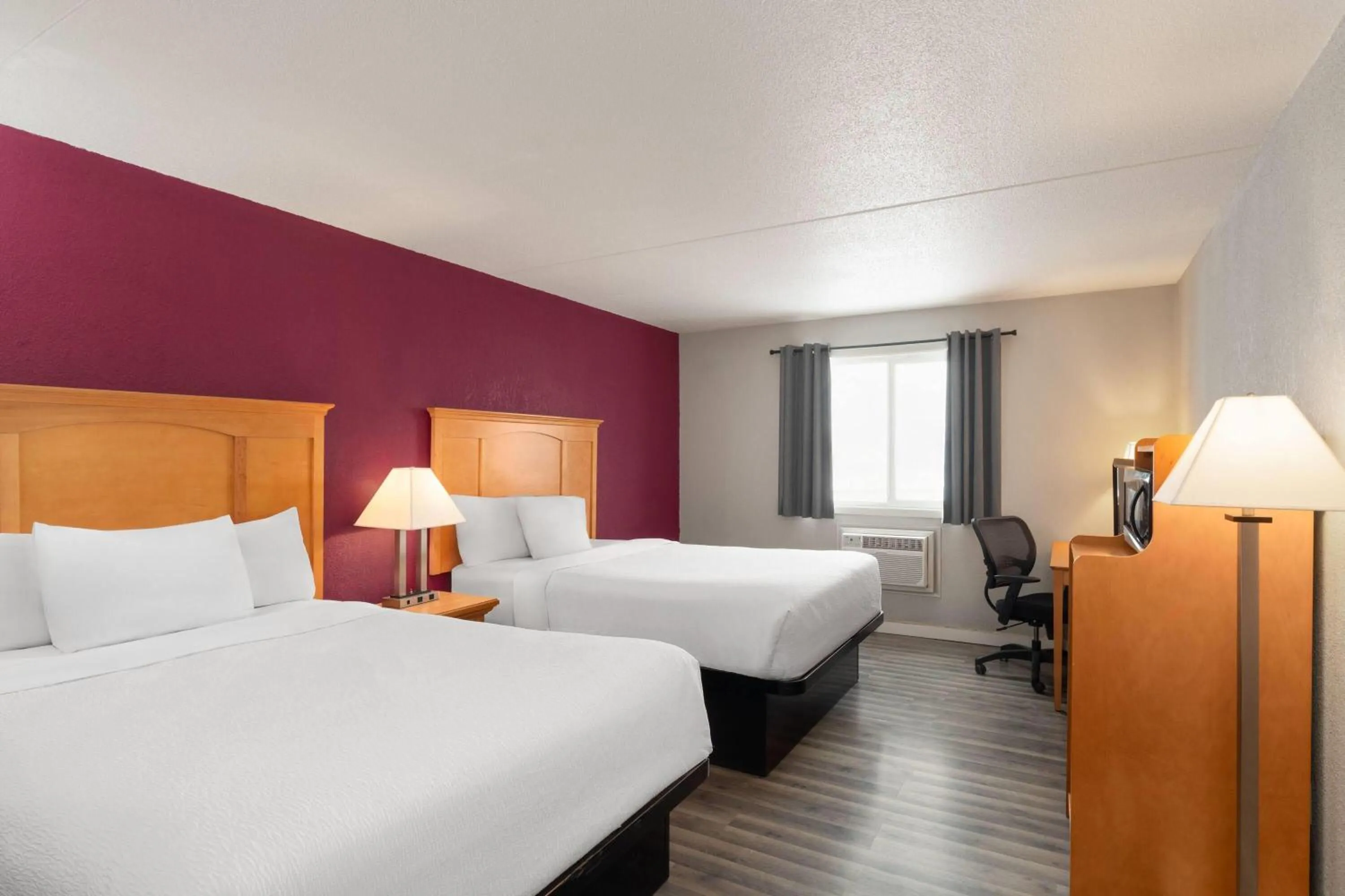 Photo of the whole room, Bed in Sauk River Inn & Suites, a Travelodge by Wyndham