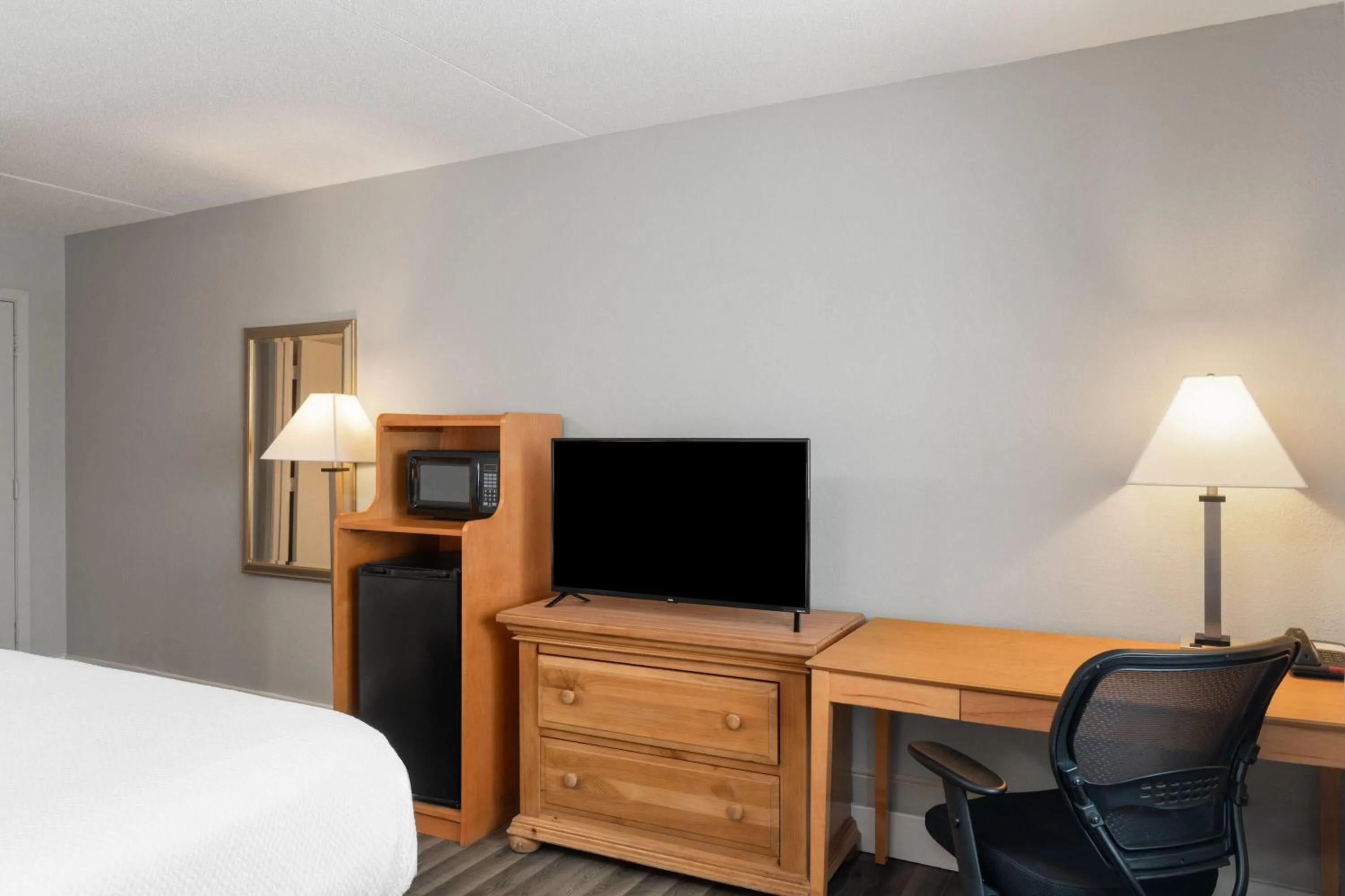 Photo of the whole room, Bed in Sauk River Inn & Suites, a Travelodge by Wyndham