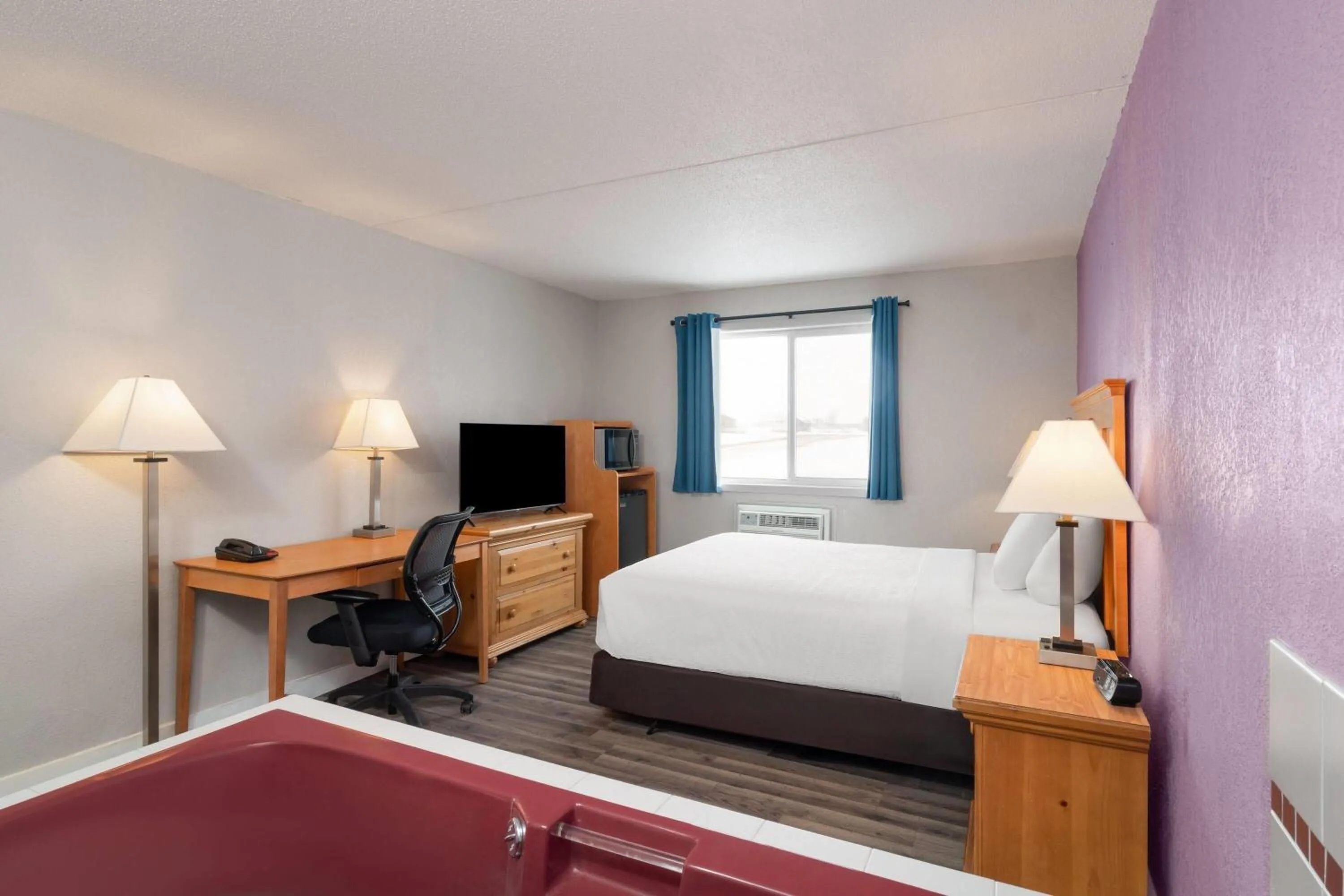Bath, Bed in Sauk River Inn & Suites, a Travelodge by Wyndham