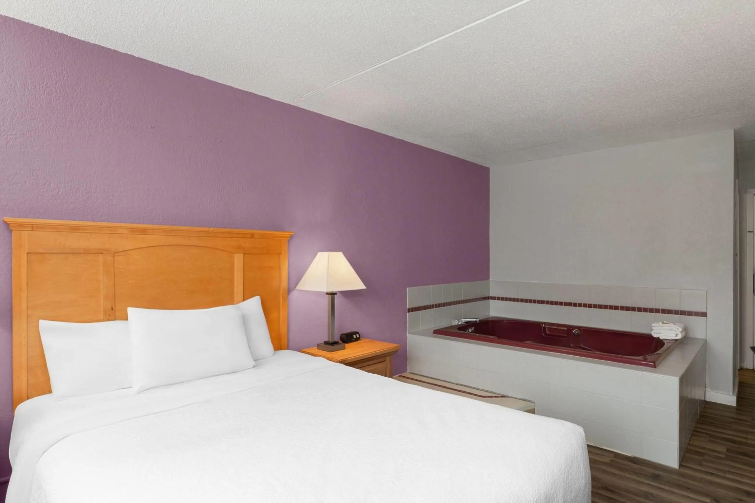 Bath, Bed in Sauk River Inn & Suites, a Travelodge by Wyndham