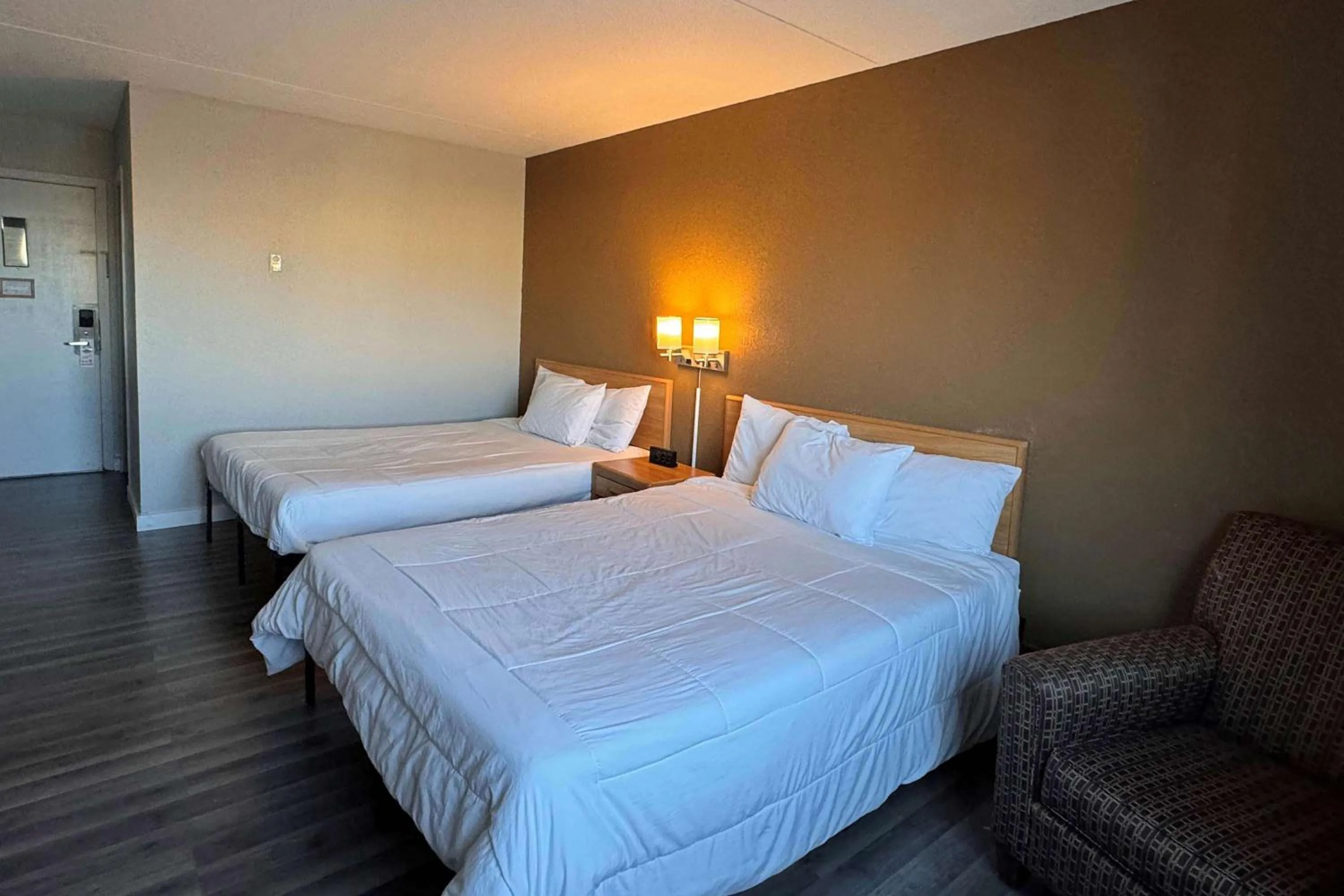 Photo of the whole room, Bed in Sauk River Inn & Suites, a Travelodge by Wyndham