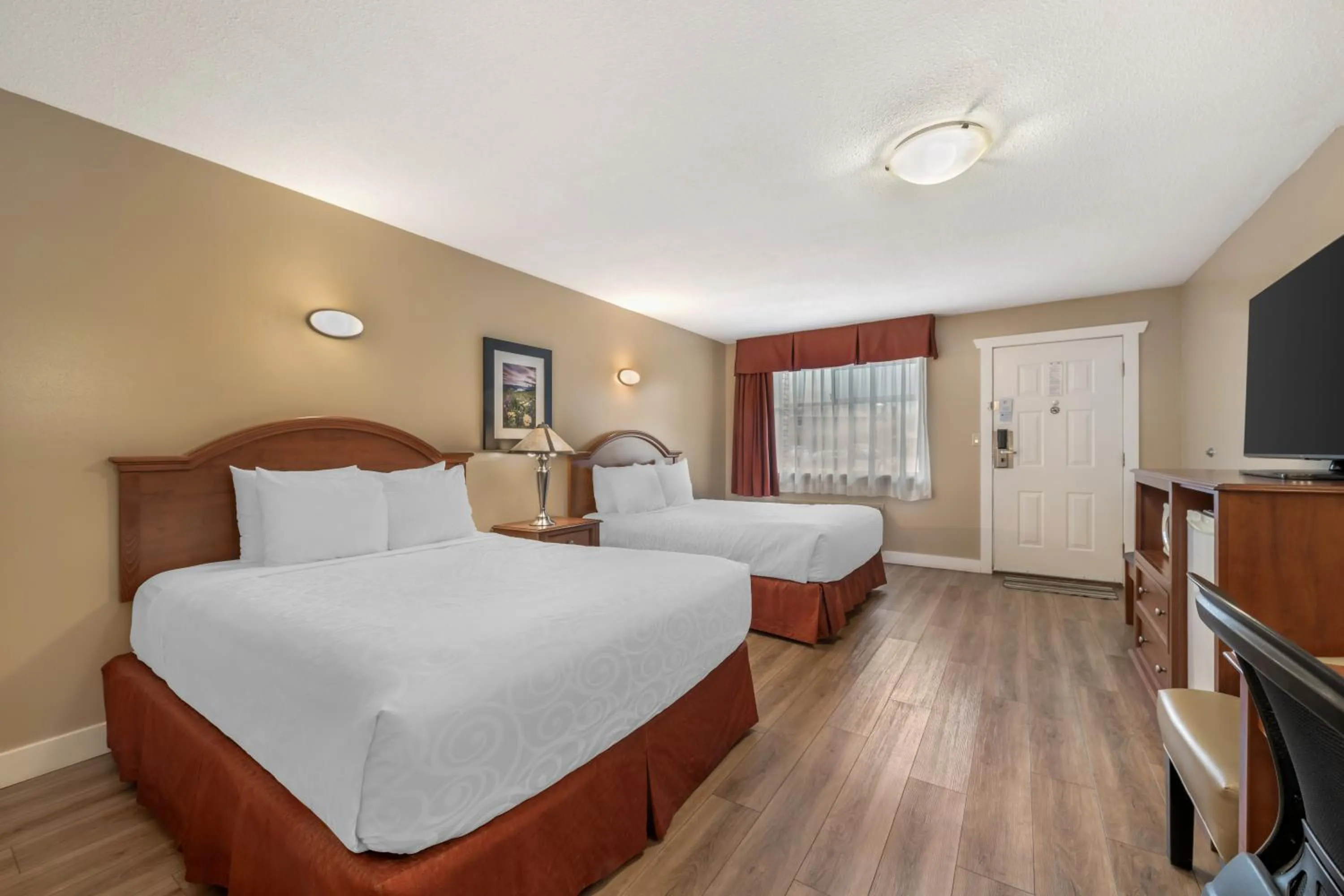 Photo of the whole room, Bed in Best Western Sicamous Inn