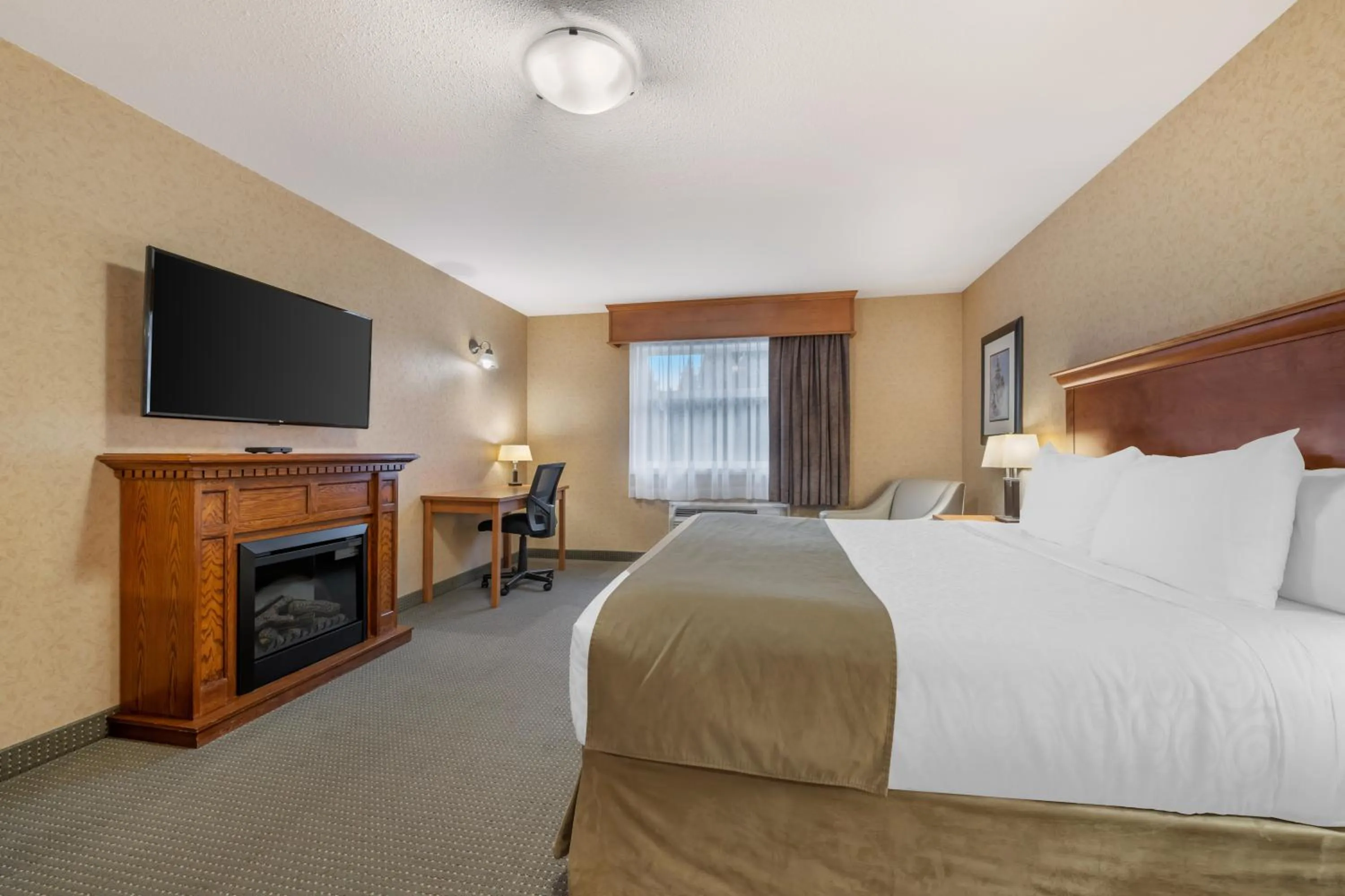 Photo of the whole room, Bed in Best Western Sicamous Inn
