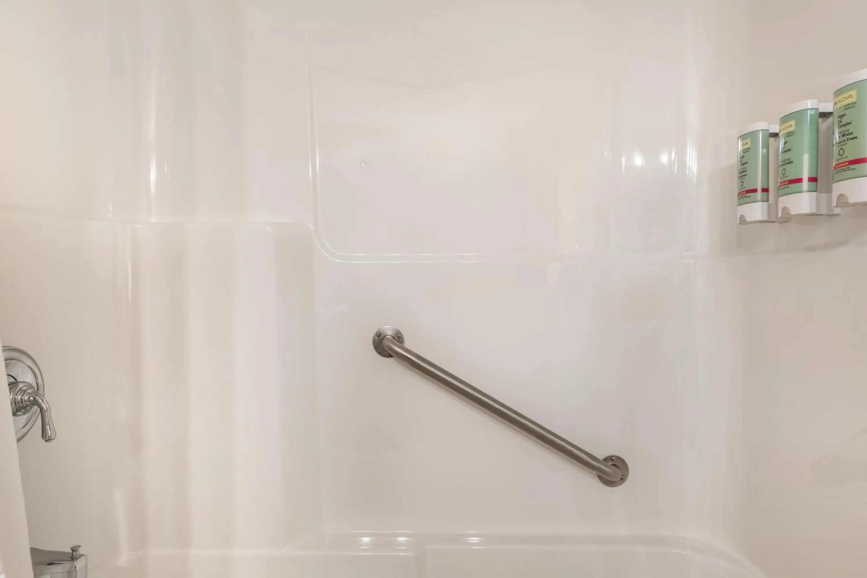 Shower in Best Western Sicamous Inn