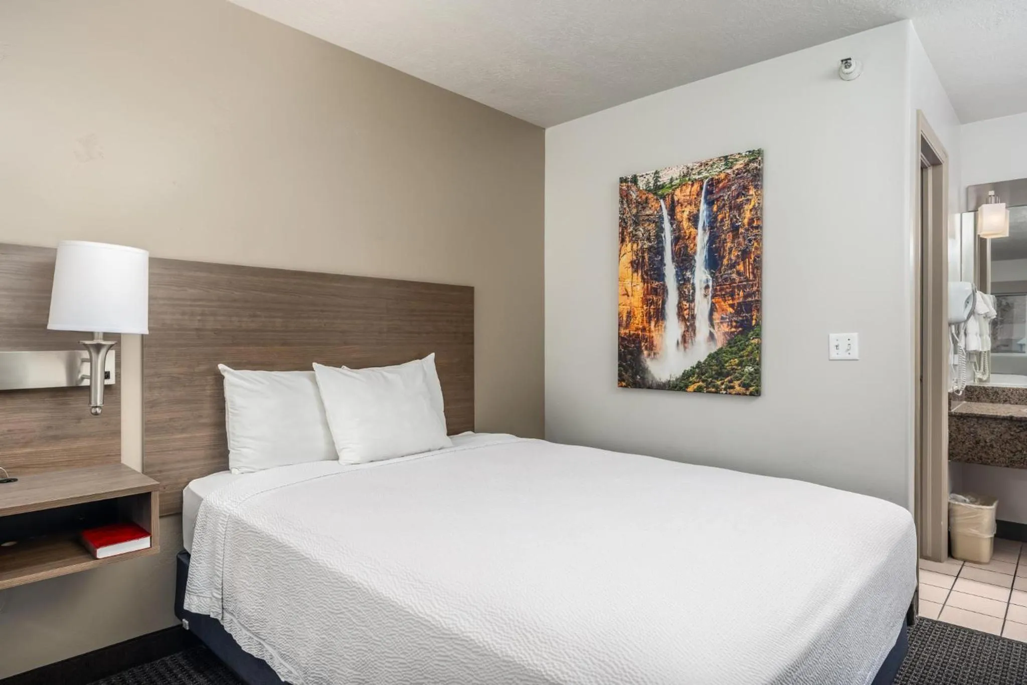 Bed in St. George Inn and Suites