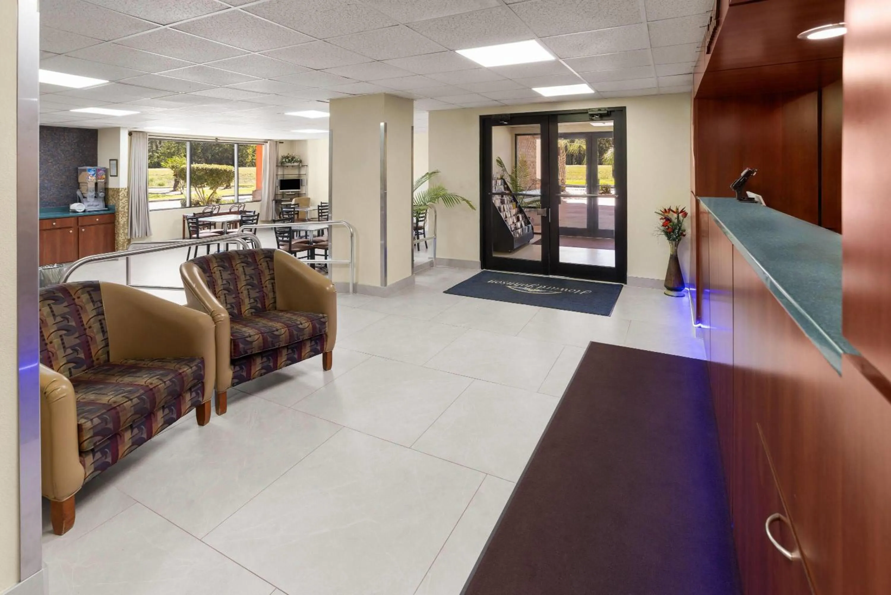 Lobby or reception in Howard Johnson by Wyndham Savannah GA