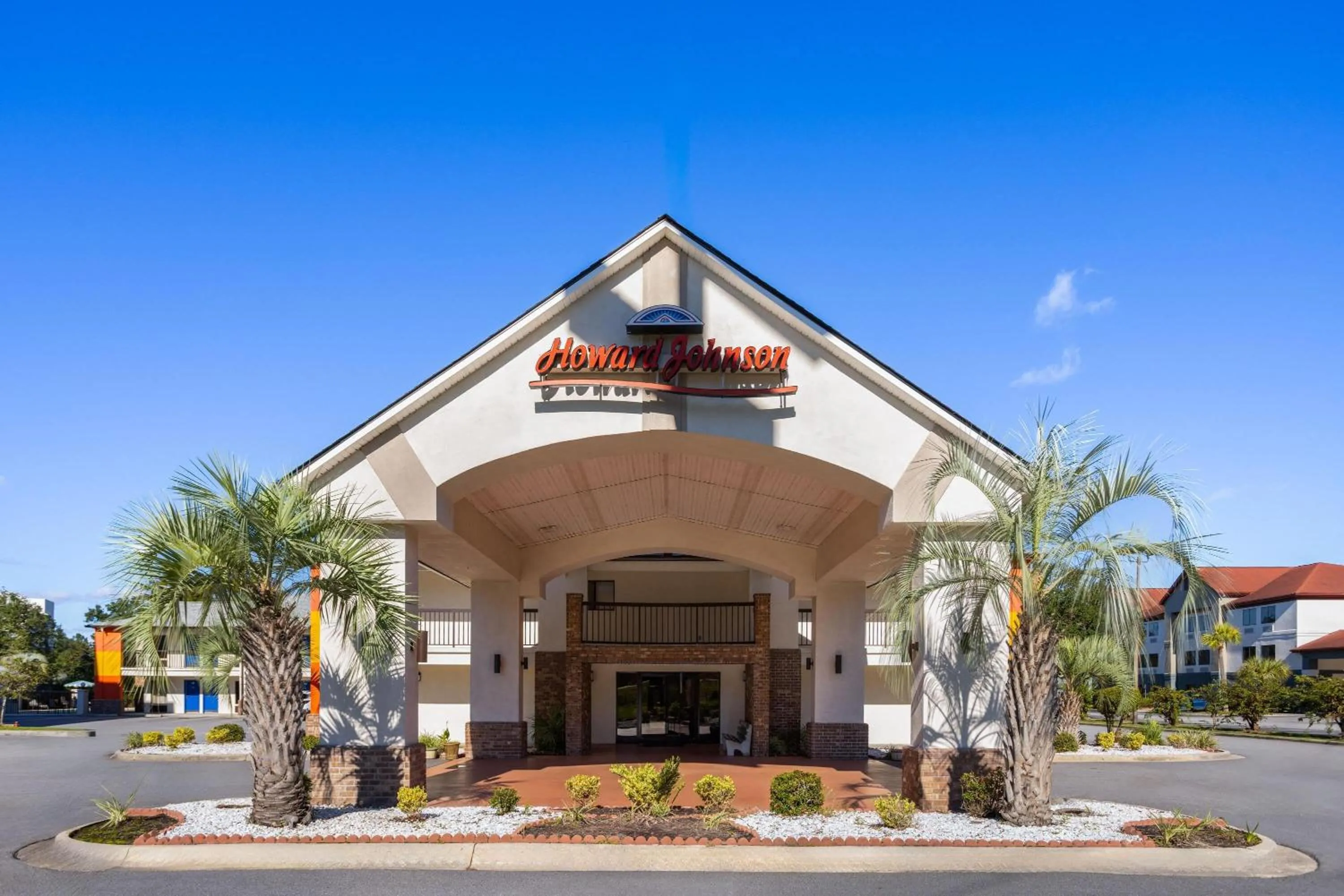 Property building in Howard Johnson by Wyndham Savannah GA