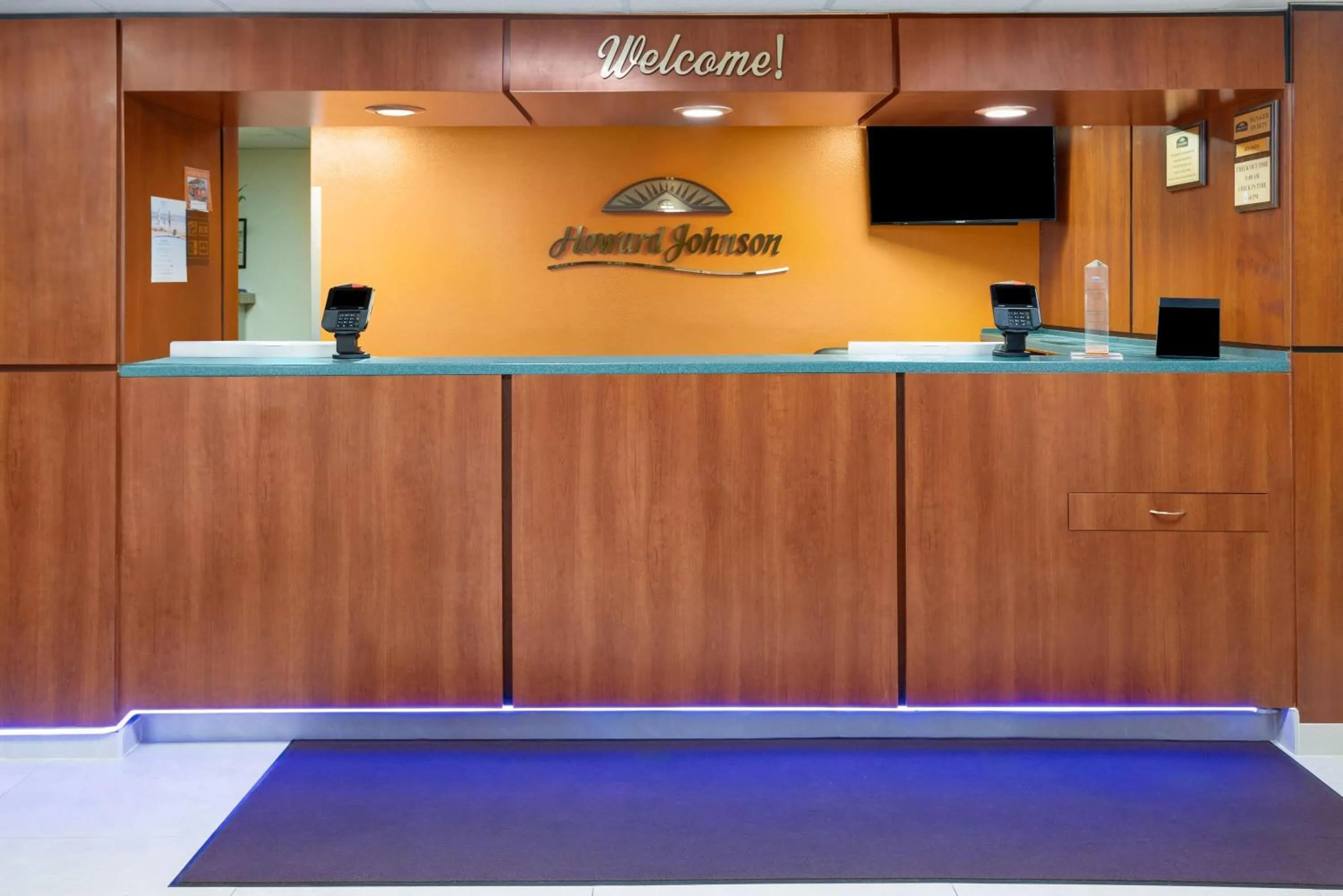 Lobby or reception in Howard Johnson by Wyndham Savannah GA