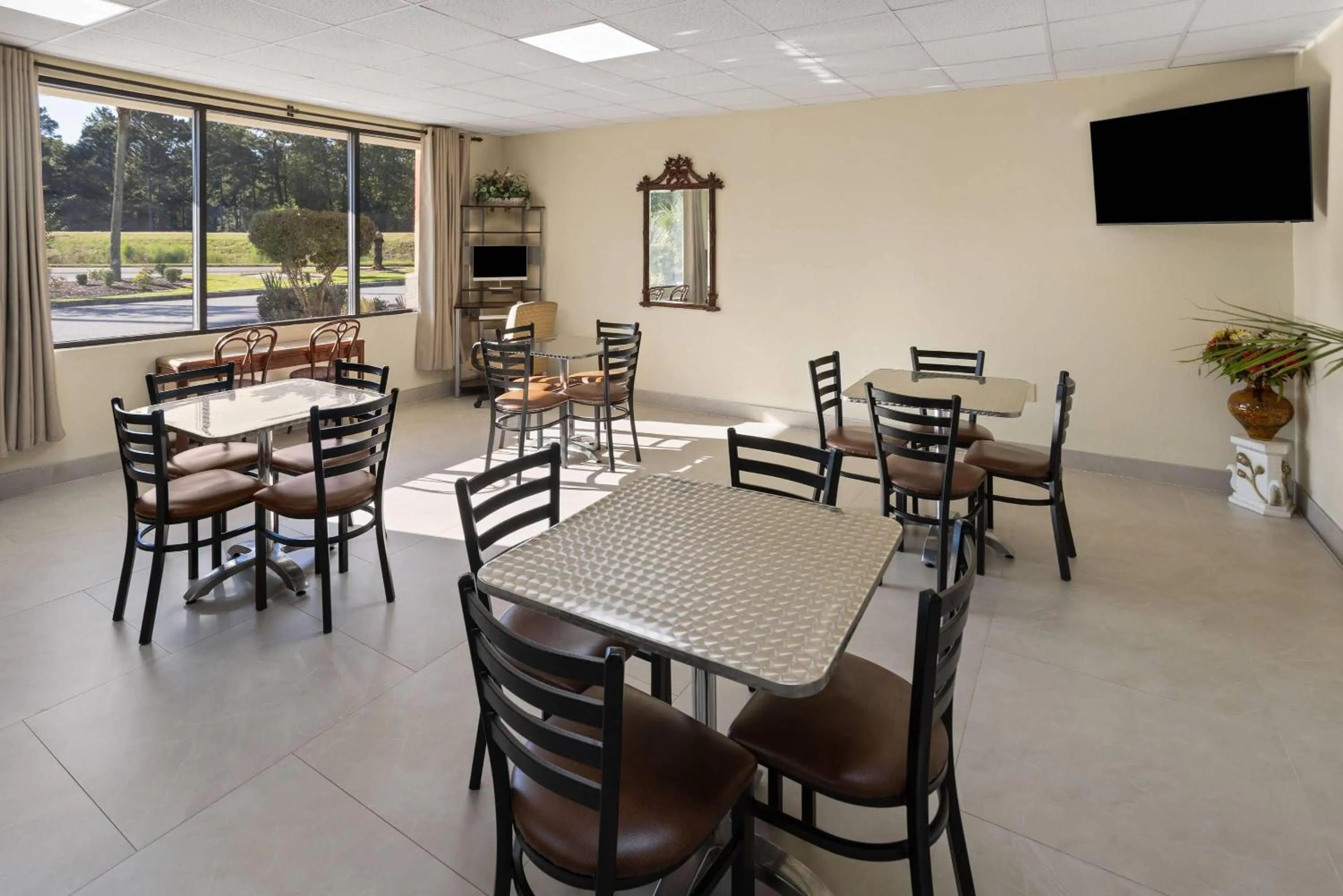 Breakfast in Howard Johnson by Wyndham Savannah GA