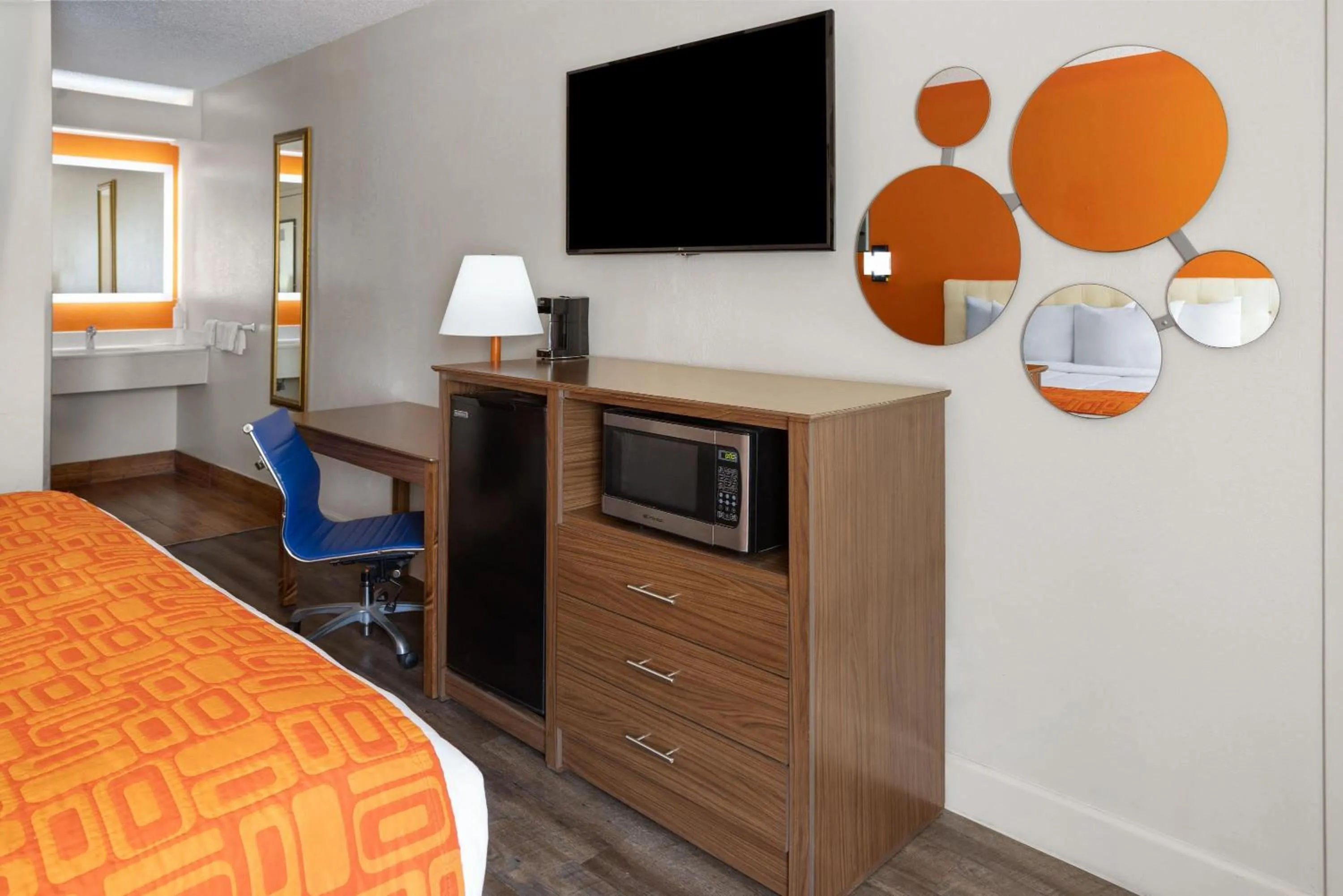 Photo of the whole room, Bed in Howard Johnson by Wyndham Savannah GA