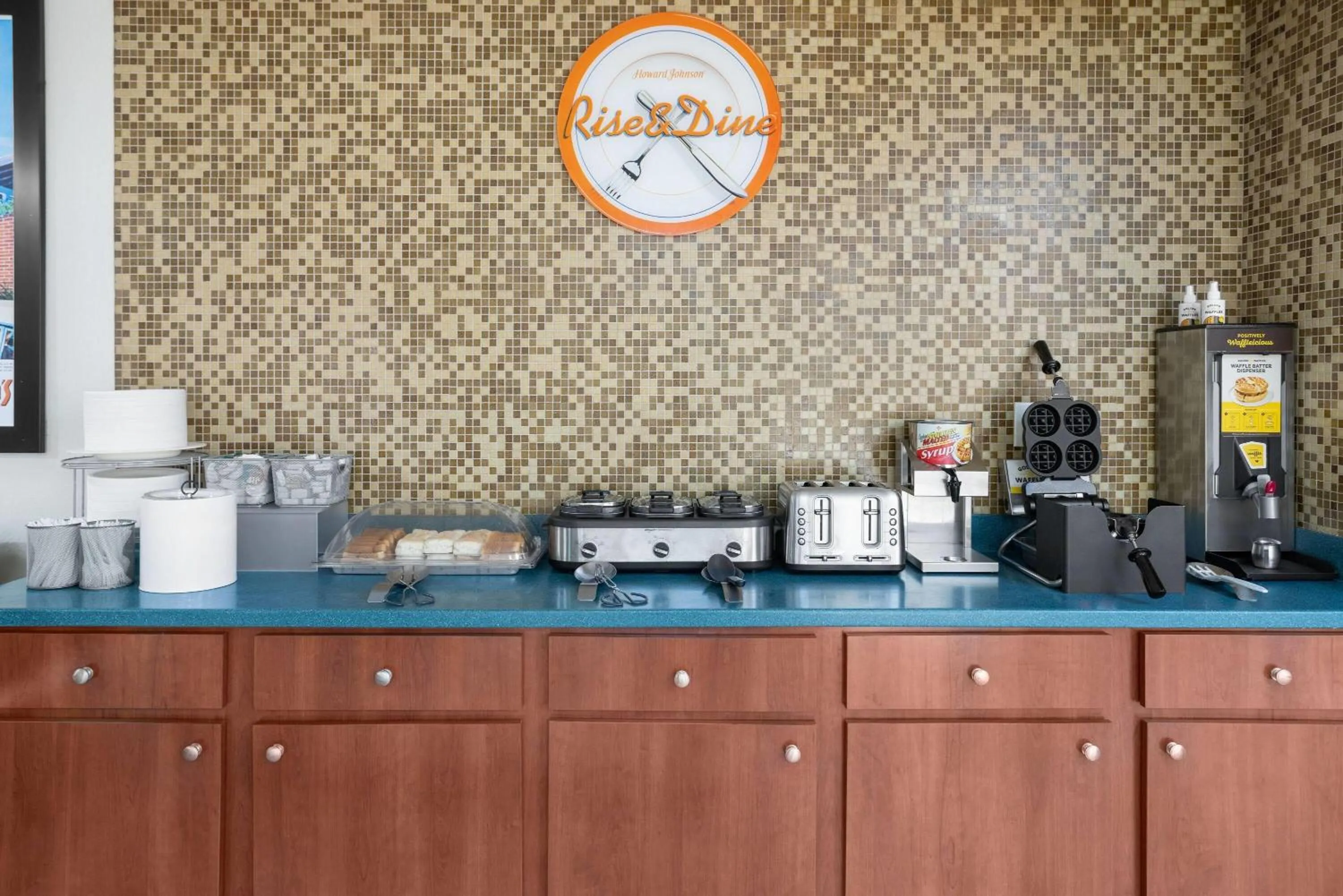 Breakfast in Howard Johnson by Wyndham Savannah GA