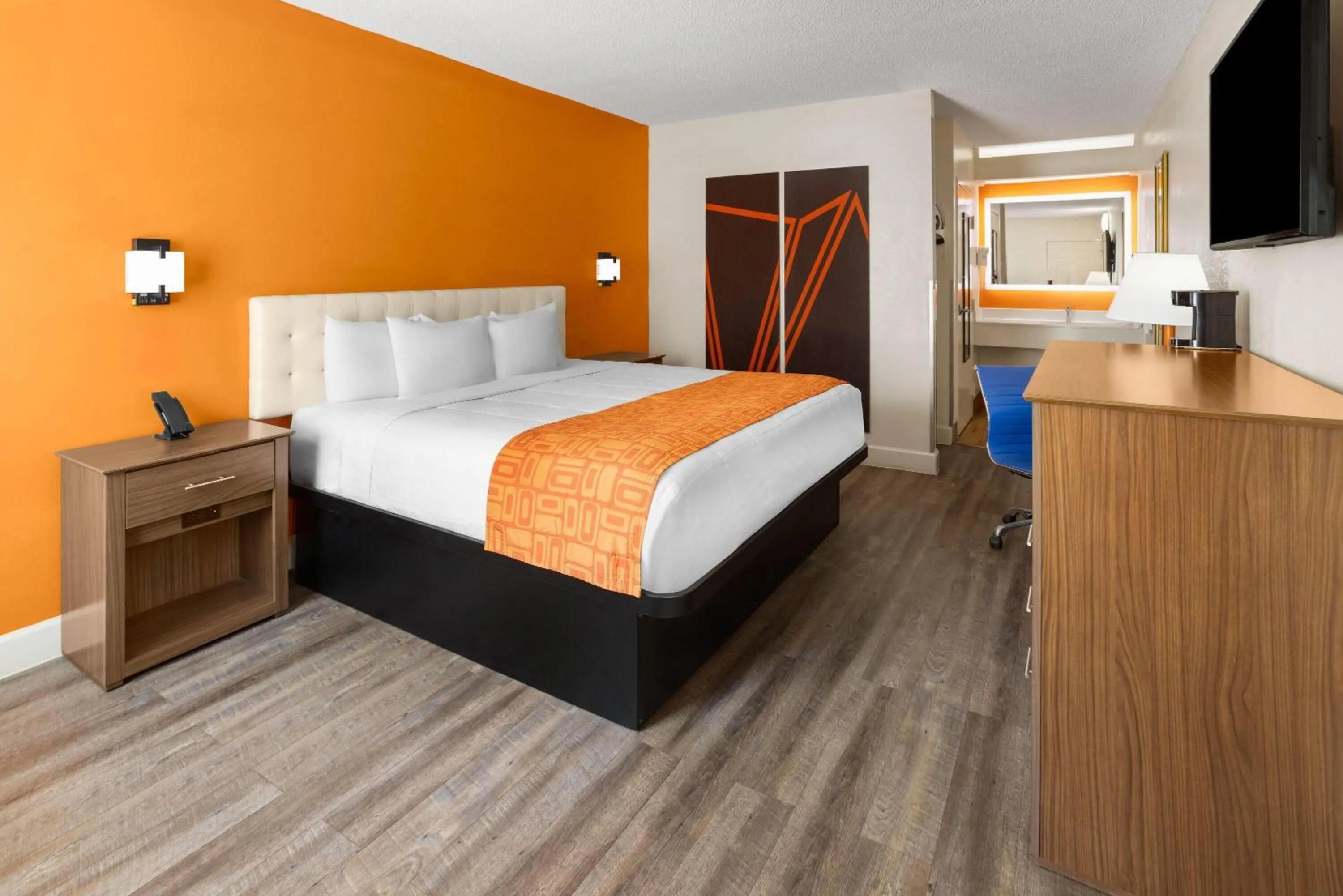 Photo of the whole room, Bed in Howard Johnson by Wyndham Savannah GA