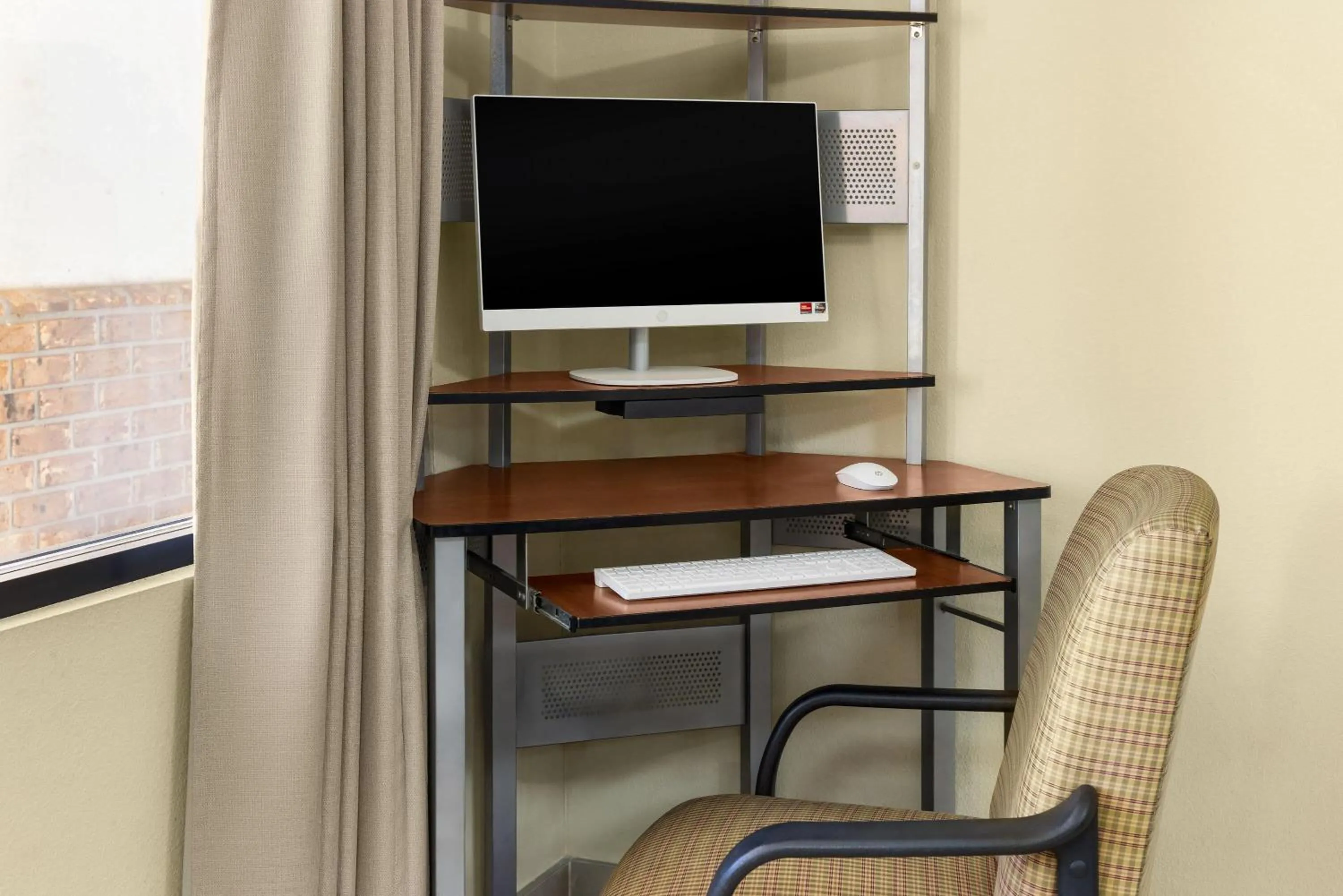 Business facilities in Howard Johnson by Wyndham Savannah GA